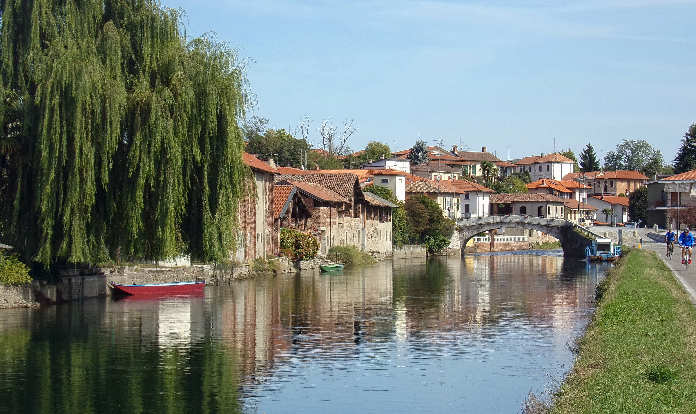 Bernate Ticino lungo il Naviglio Grande