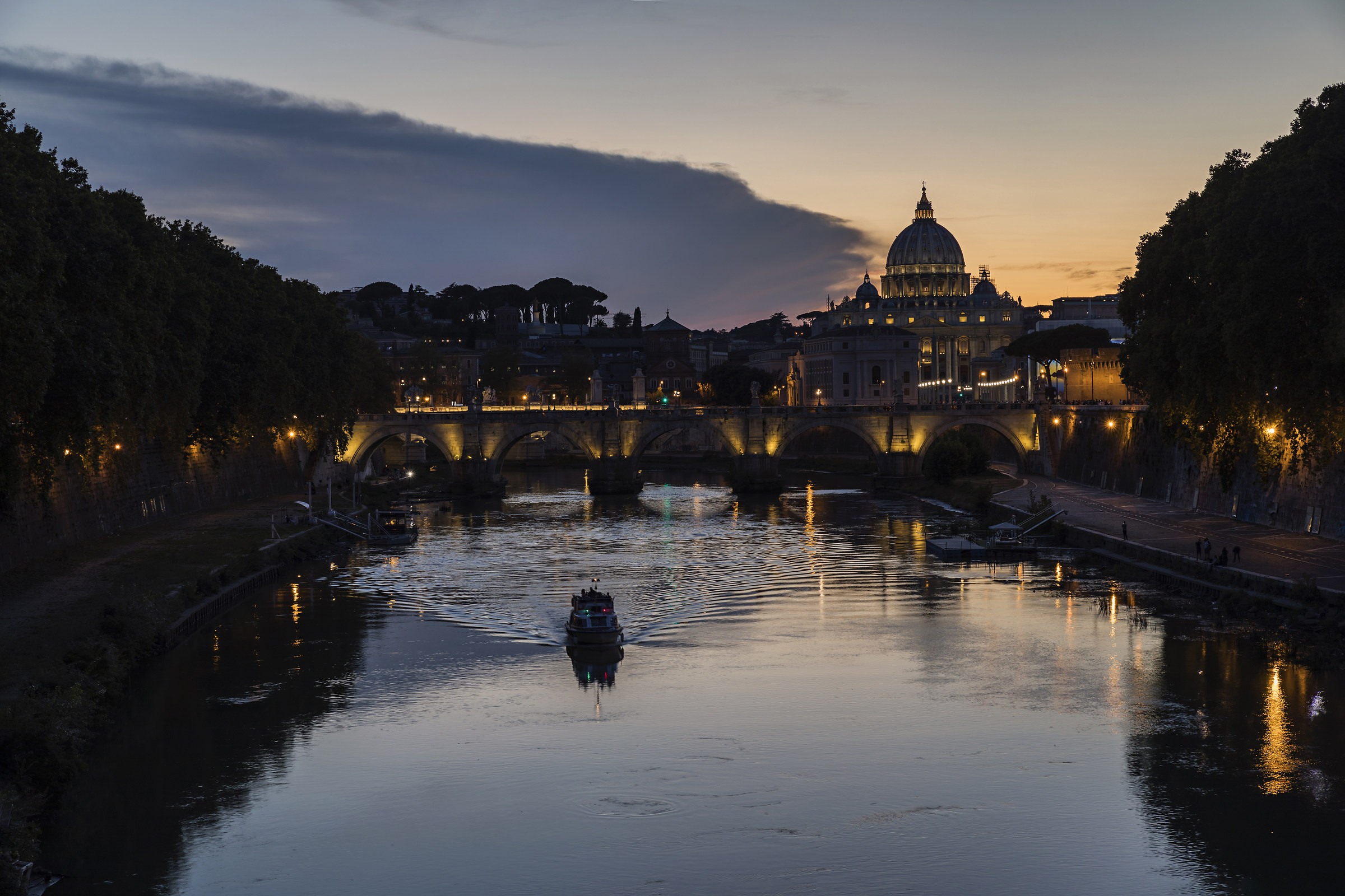 Barchetta nel tramonto di San Pietro