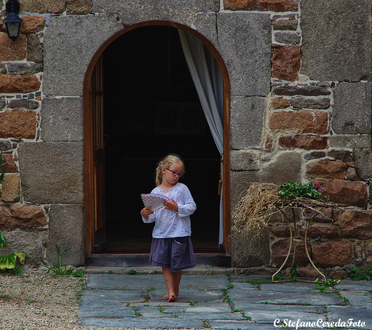 Bambina con ventaglio