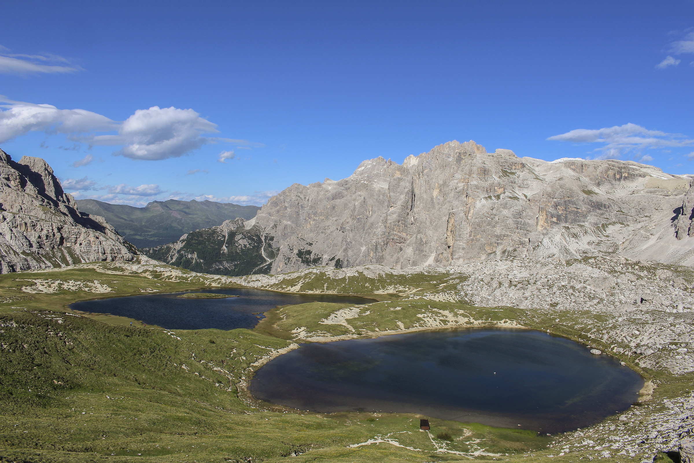 The immense serenity of mountain lakes