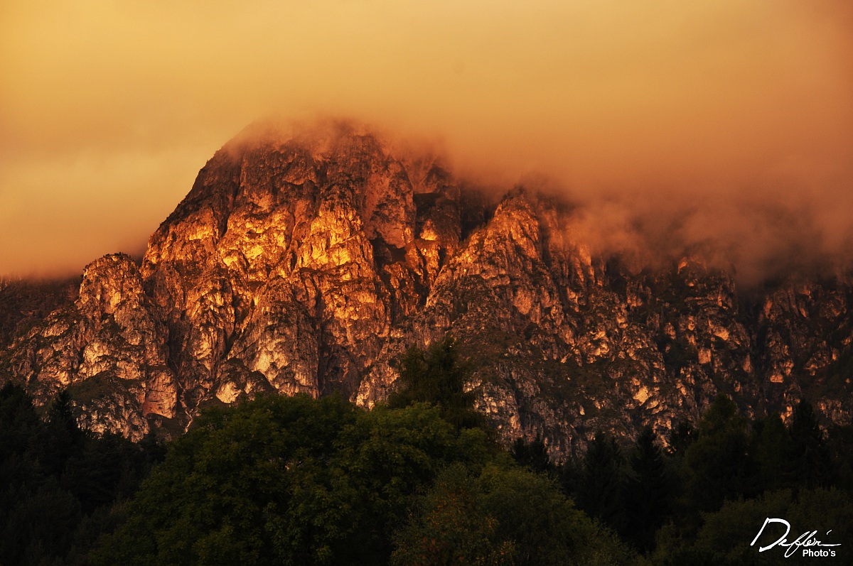 l'ultima luce fra le nuvole.