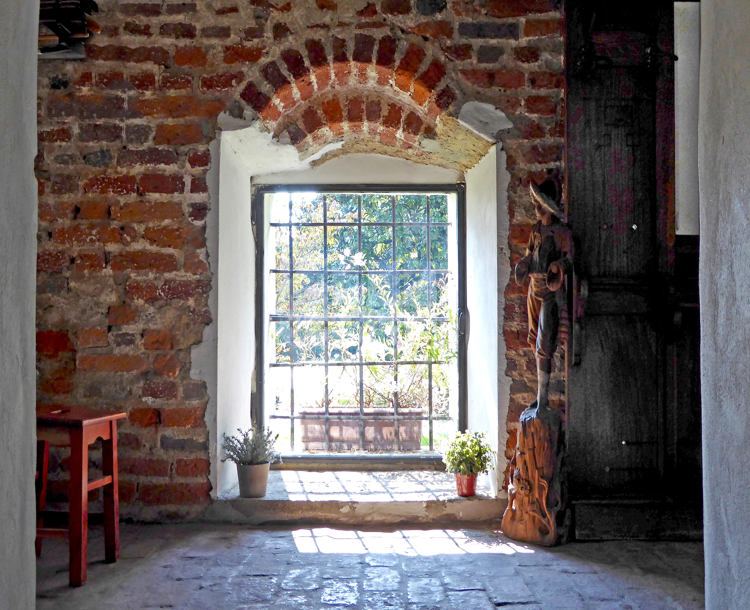 affacciato alla finestra