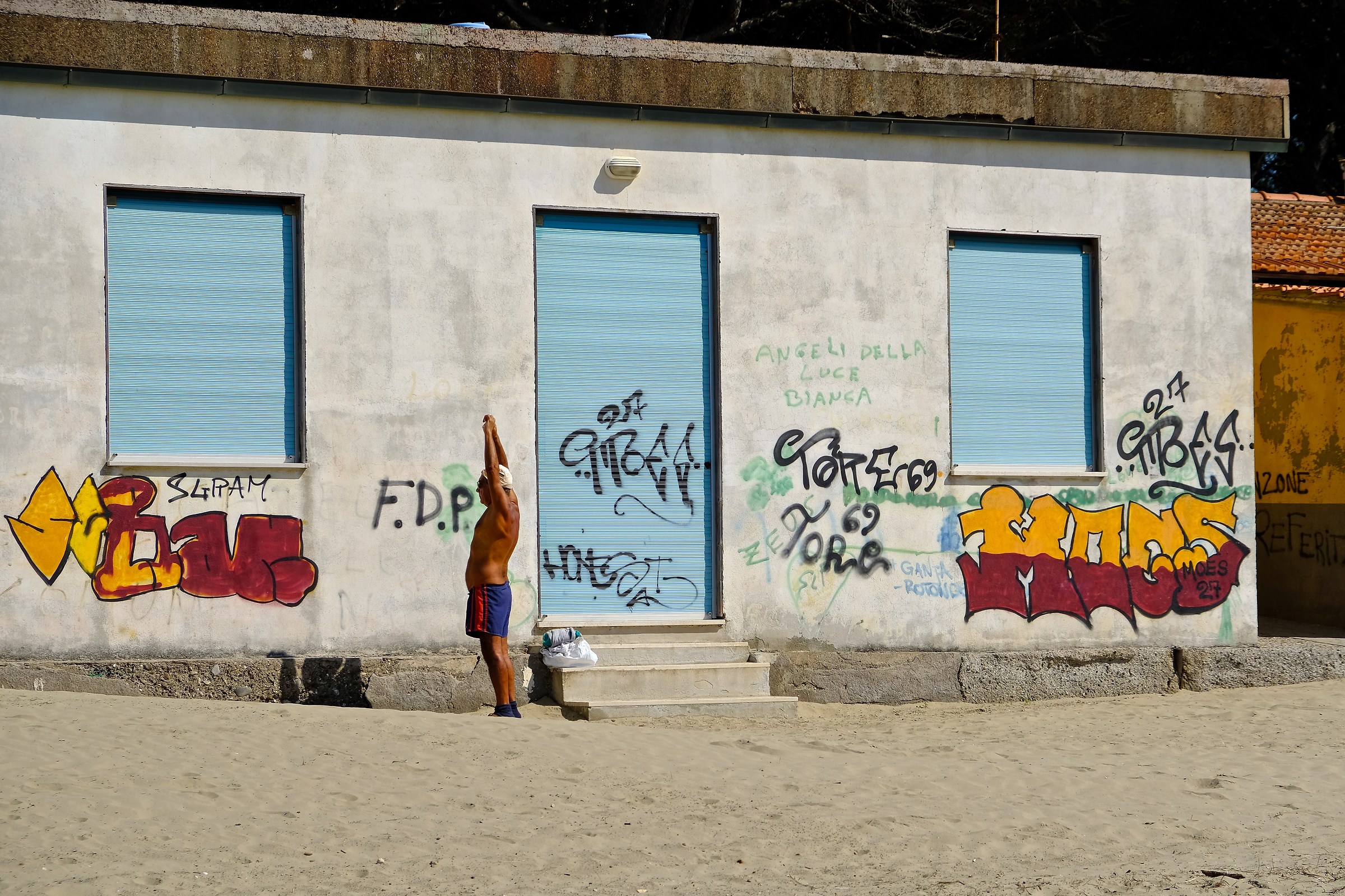 Ginnastica della terza età in spiaggia