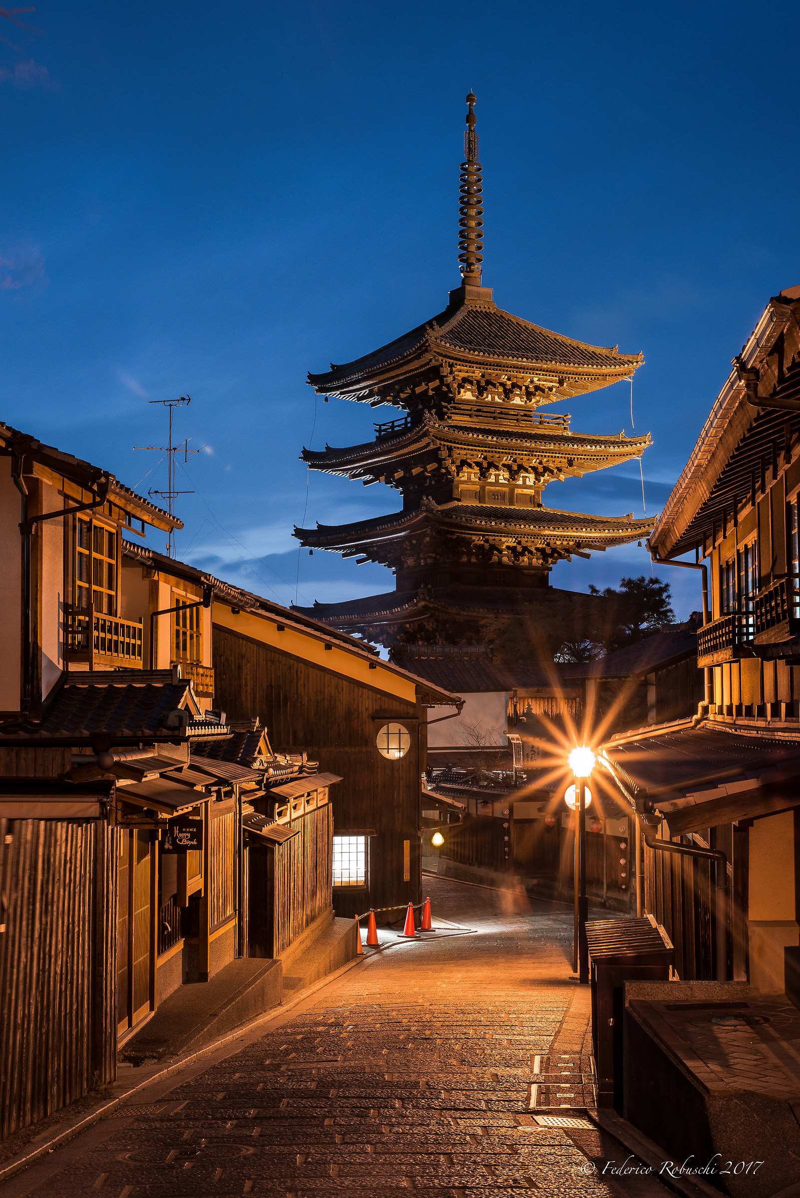 Pagoda di Yasaka, ora blu.