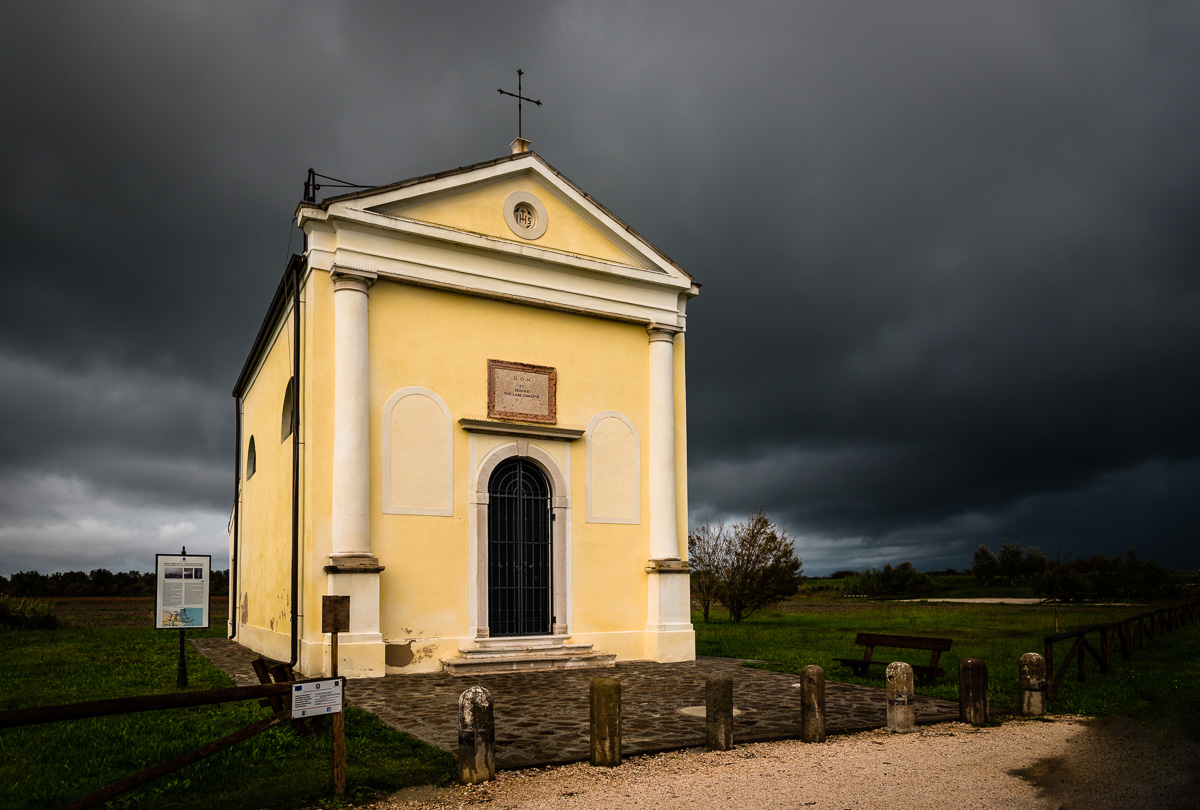 Nubi nere sulla chiesa