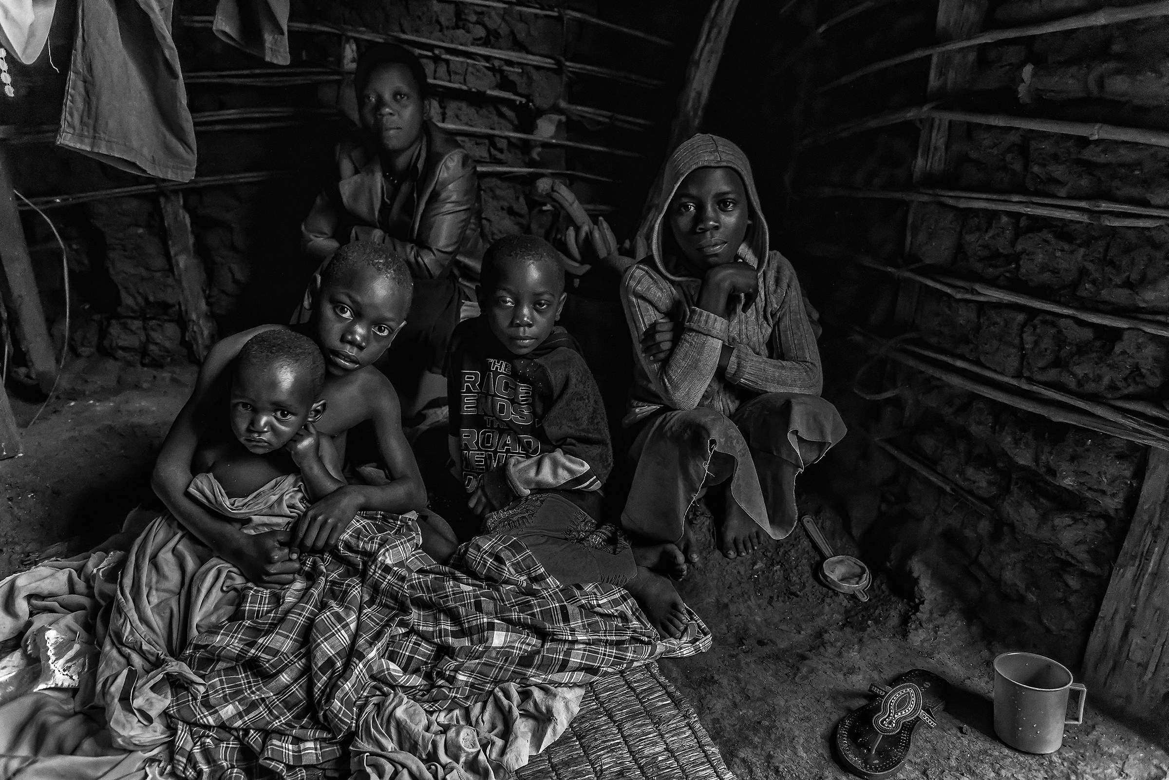 In una capanna rurale B&W