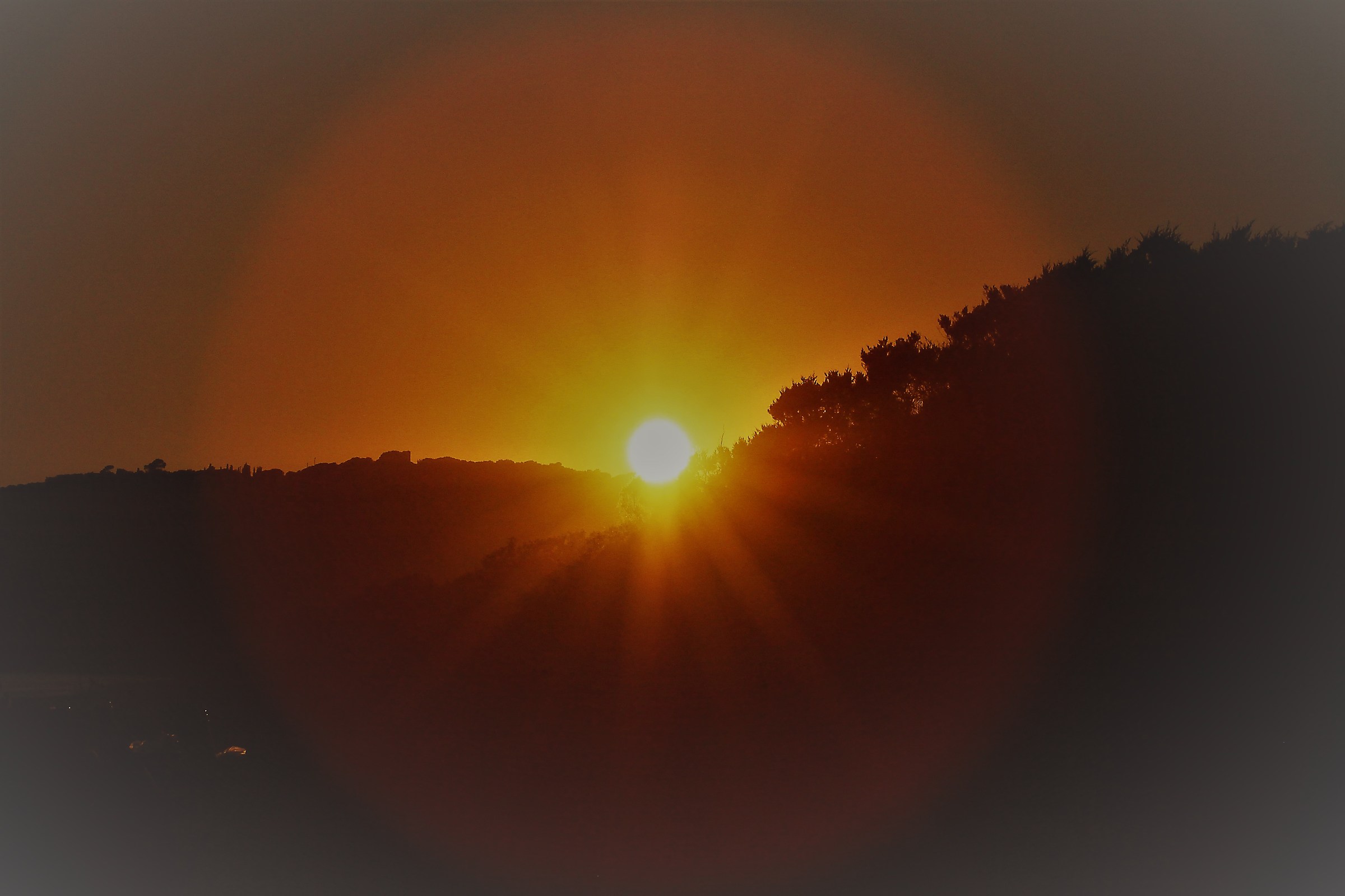 Capalbio al tramonto. Alone solare.