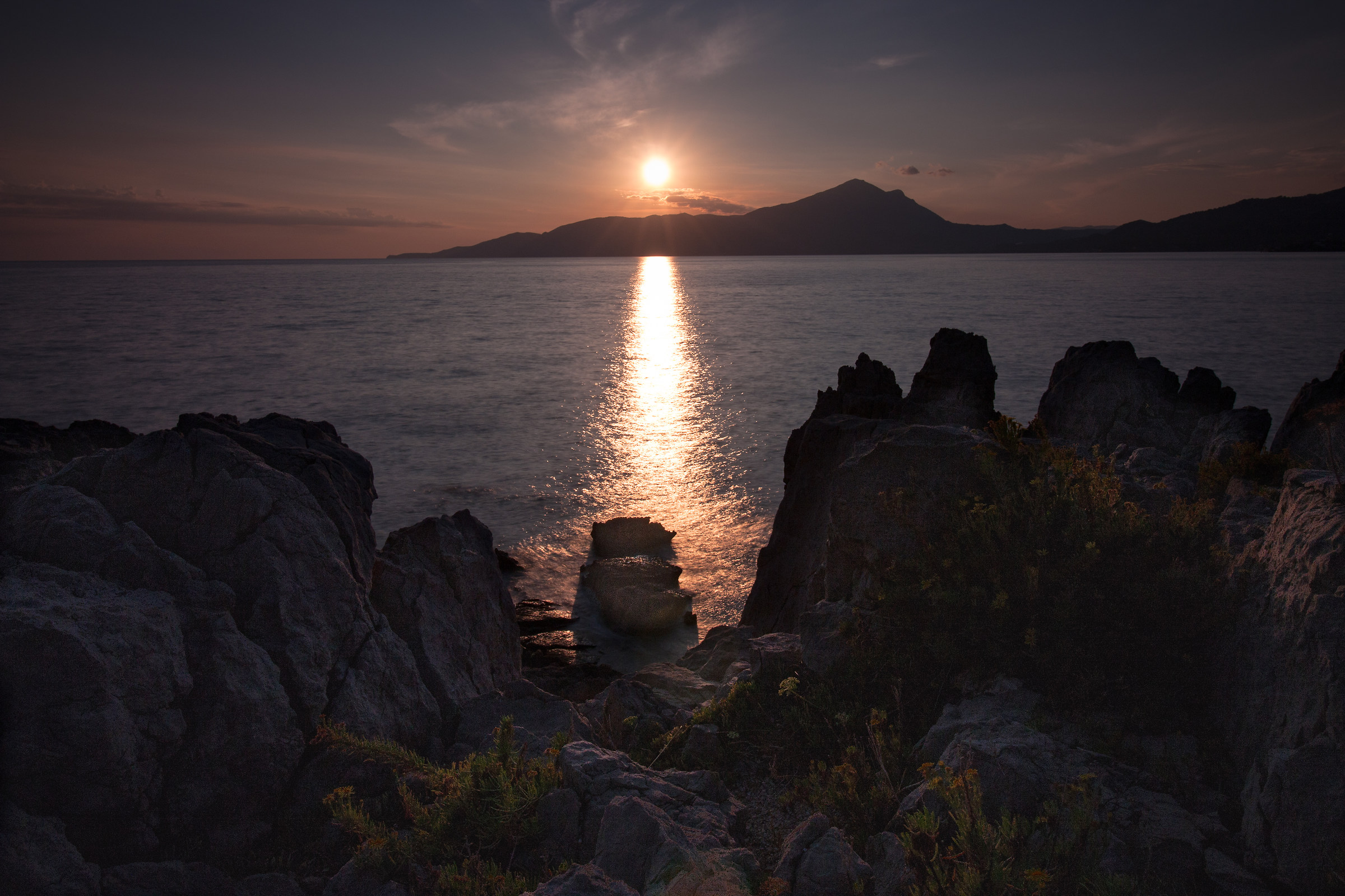 Tramonto sugli scogli