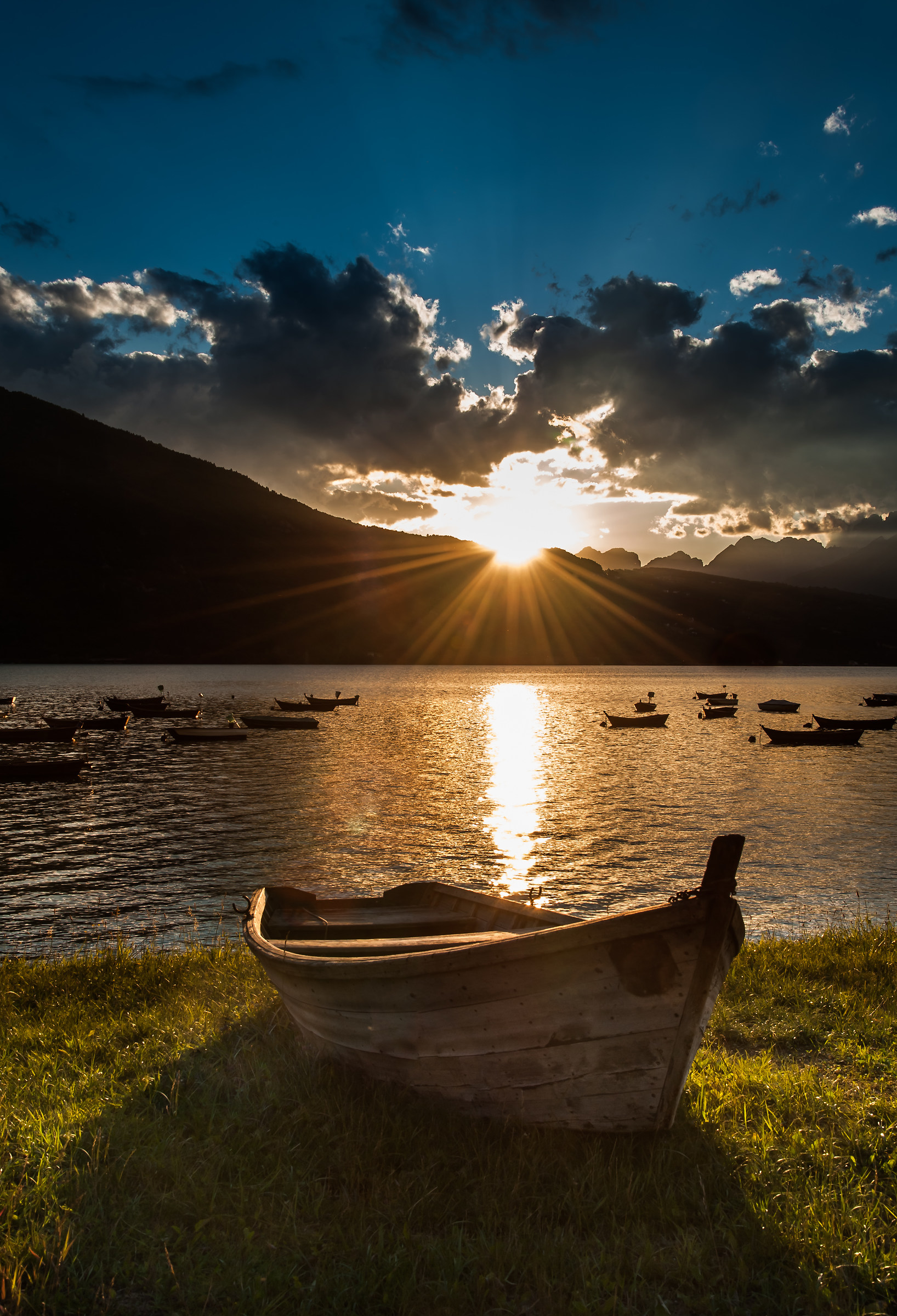 Tramonto sul lago, con barchette....