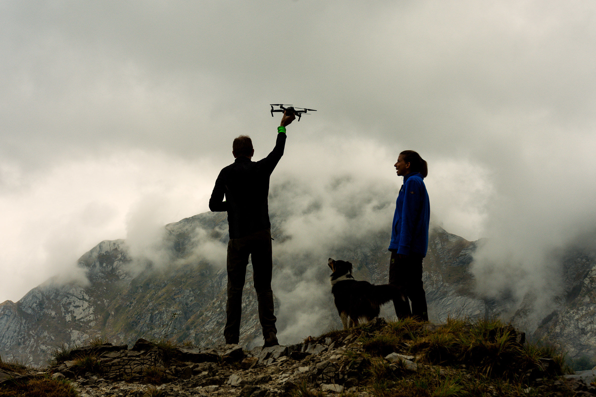 Un uomo, una donna, un cane, un drone