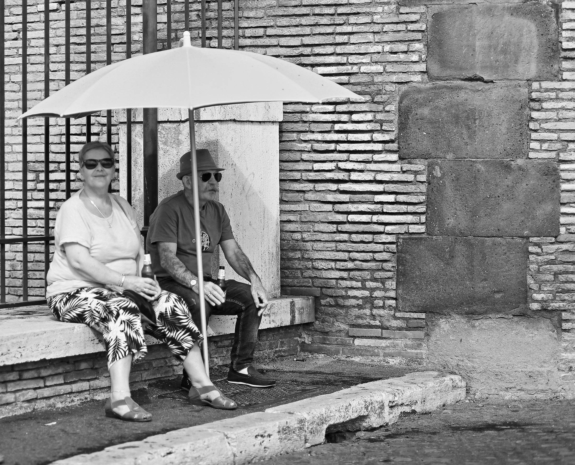 Aspettando il loro turno d'ingresso se fanno na biretta