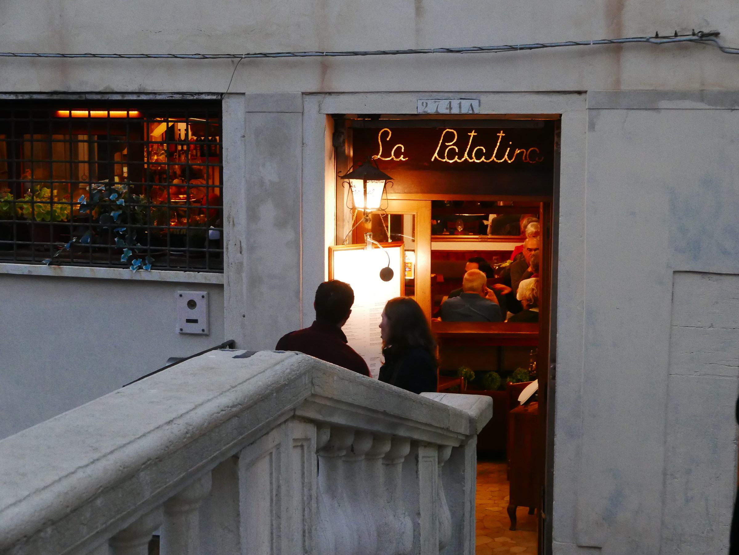 L entrata di un trattoria tipica veneziana «Il Bacaro