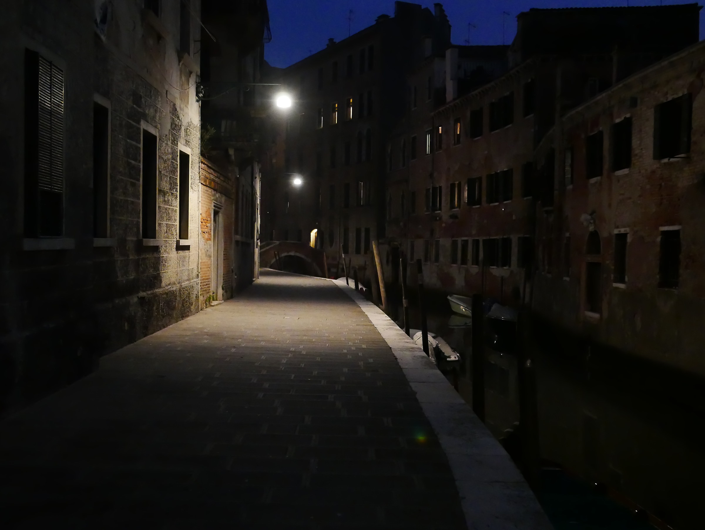 Il silenzio della città di sera in ottobre