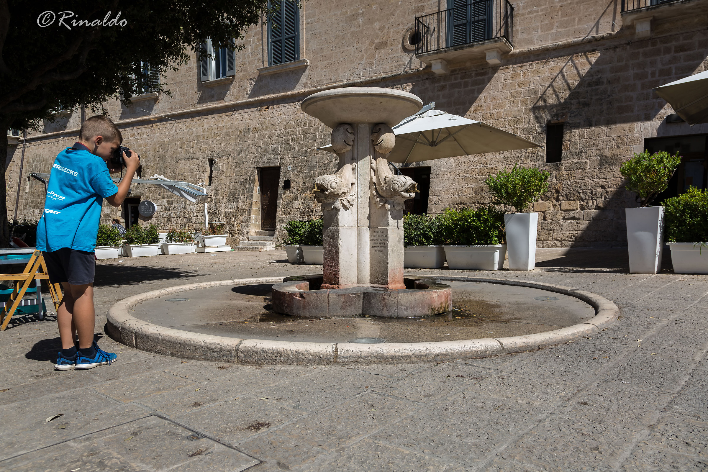 Fotografi si nasce. La fontana a quattro di Polignano.