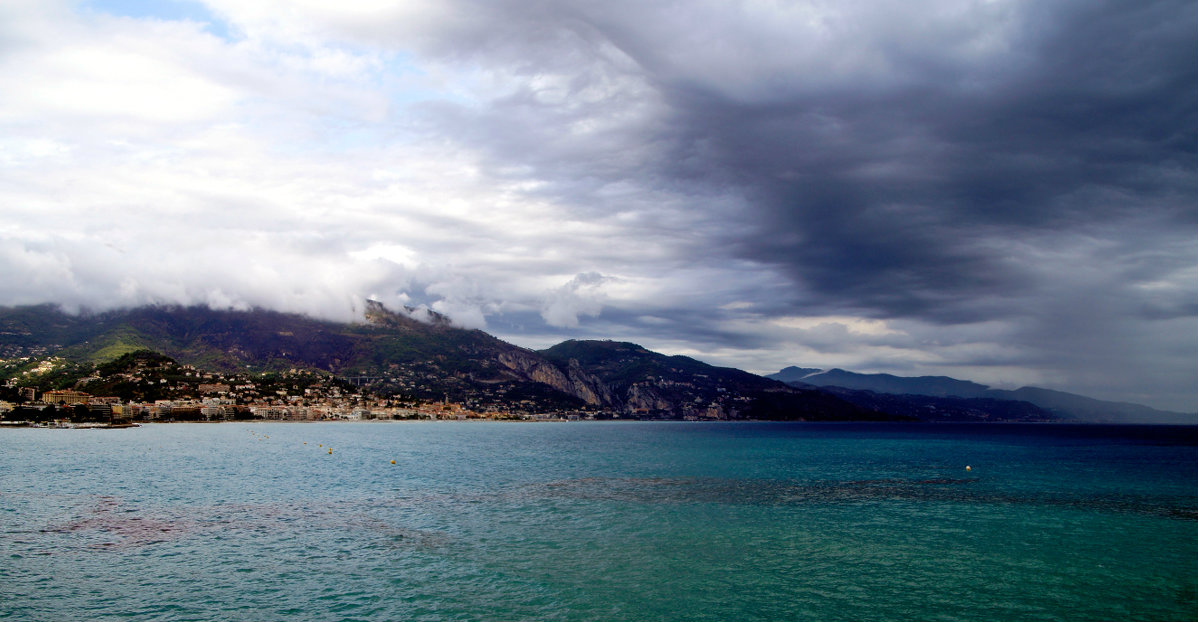 Thunderstorm coming to Menton