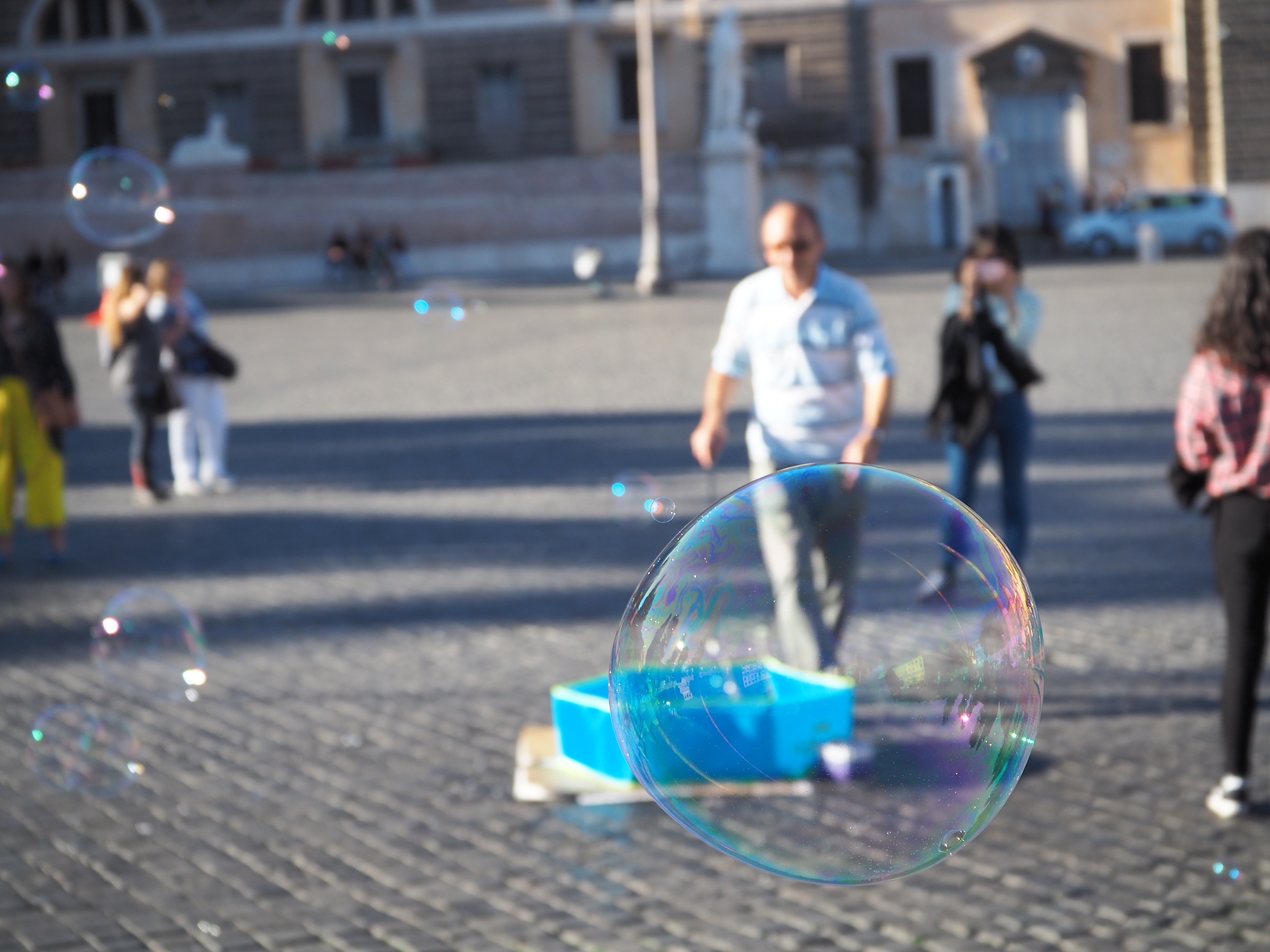 l'uomo delle bolle di sapone