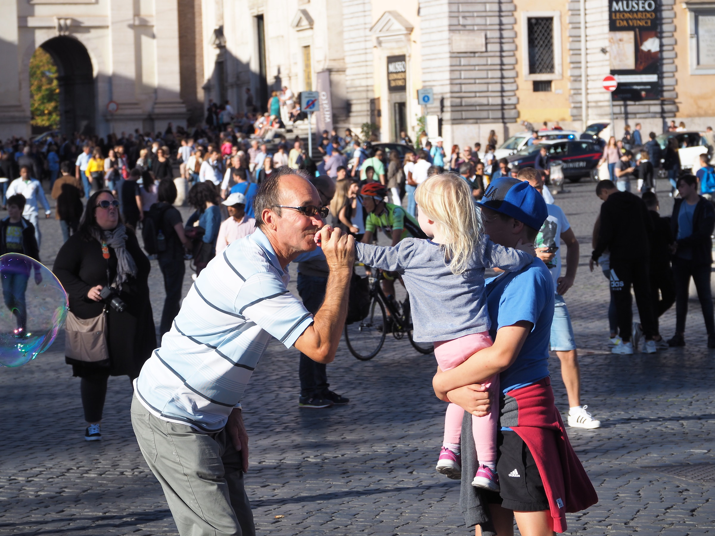 l'uomo delle bolle di sapone