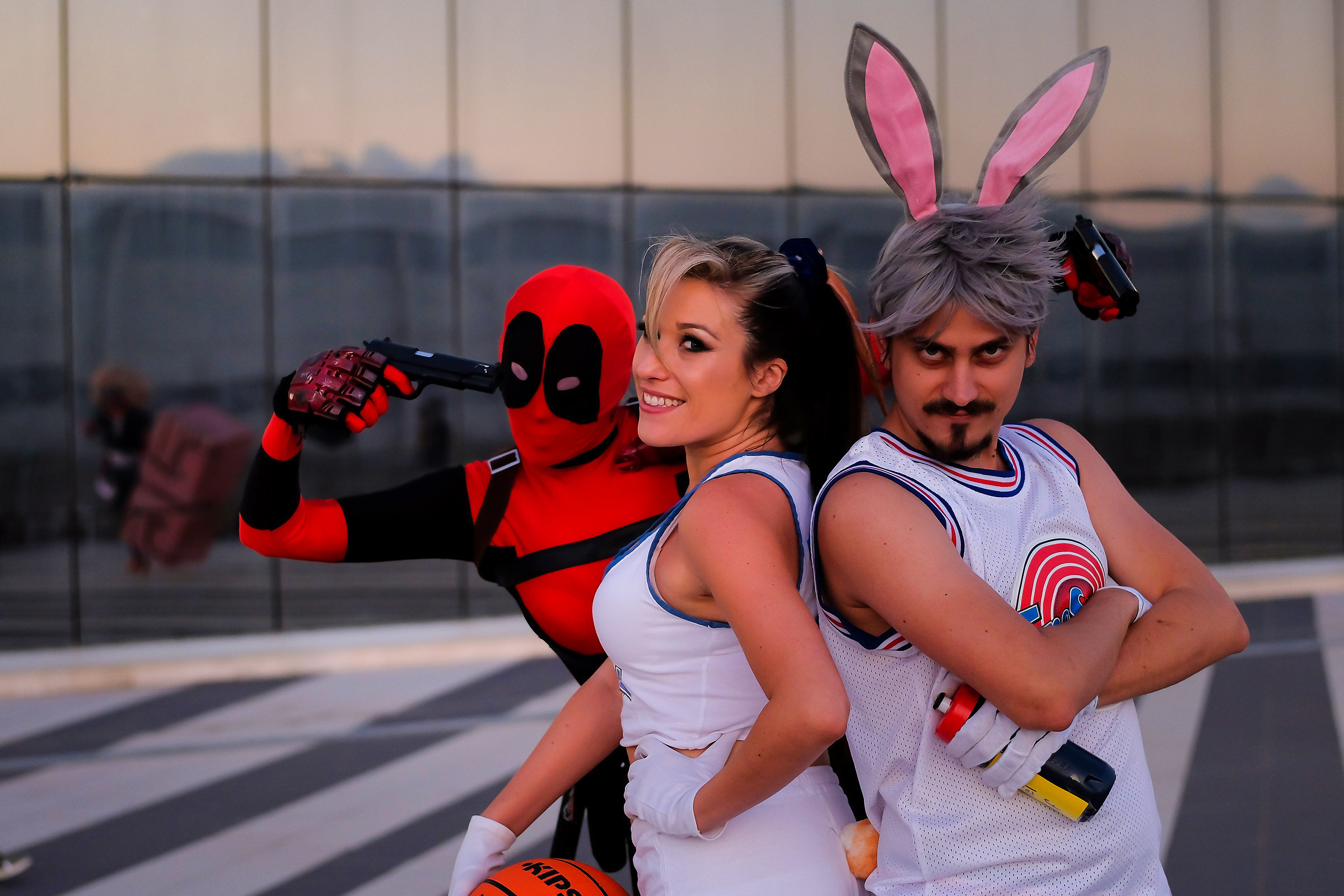 cosplayer: lady Deadpool e la coppia dei Bunny