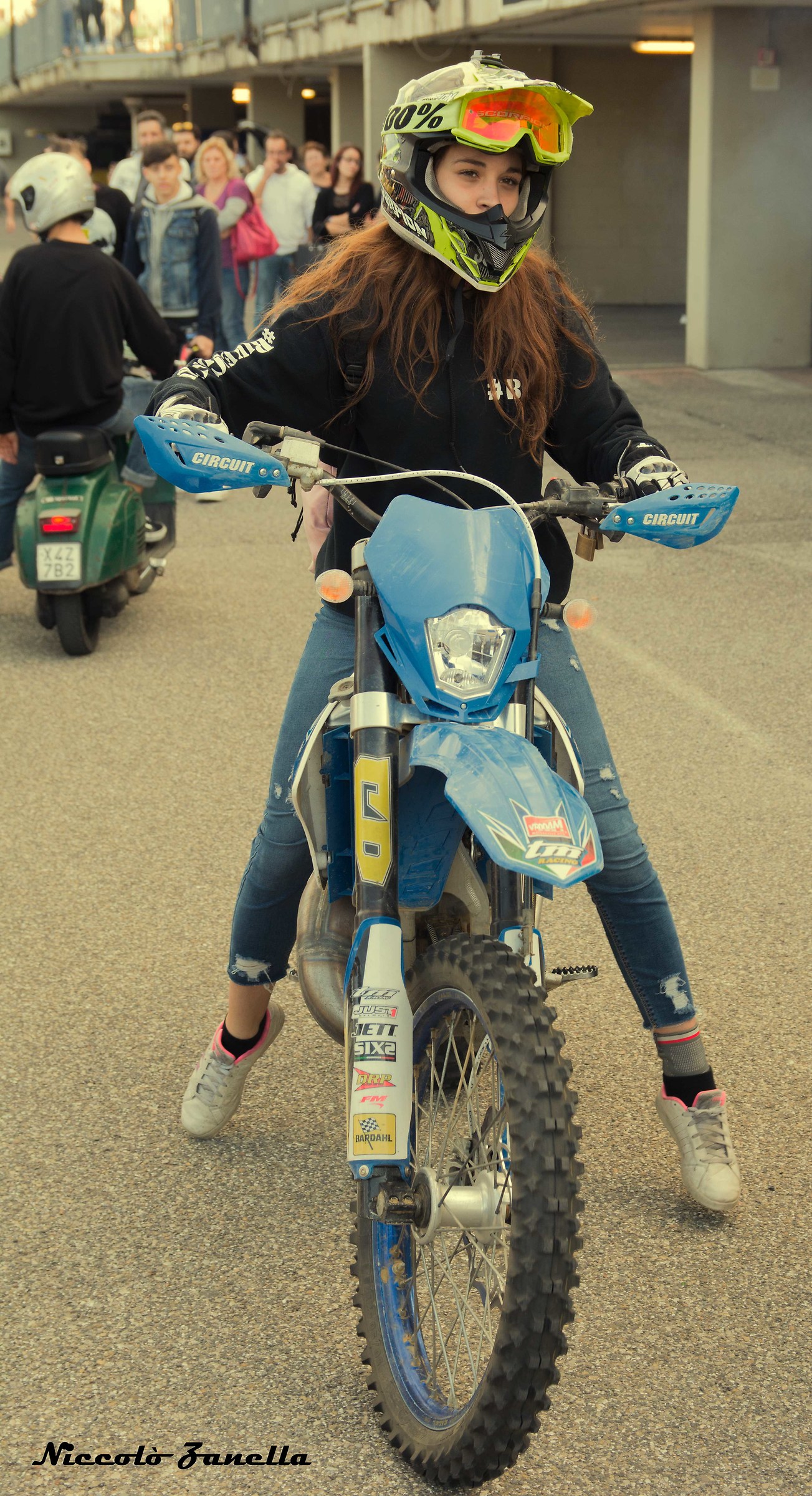 Ragazzina in moto