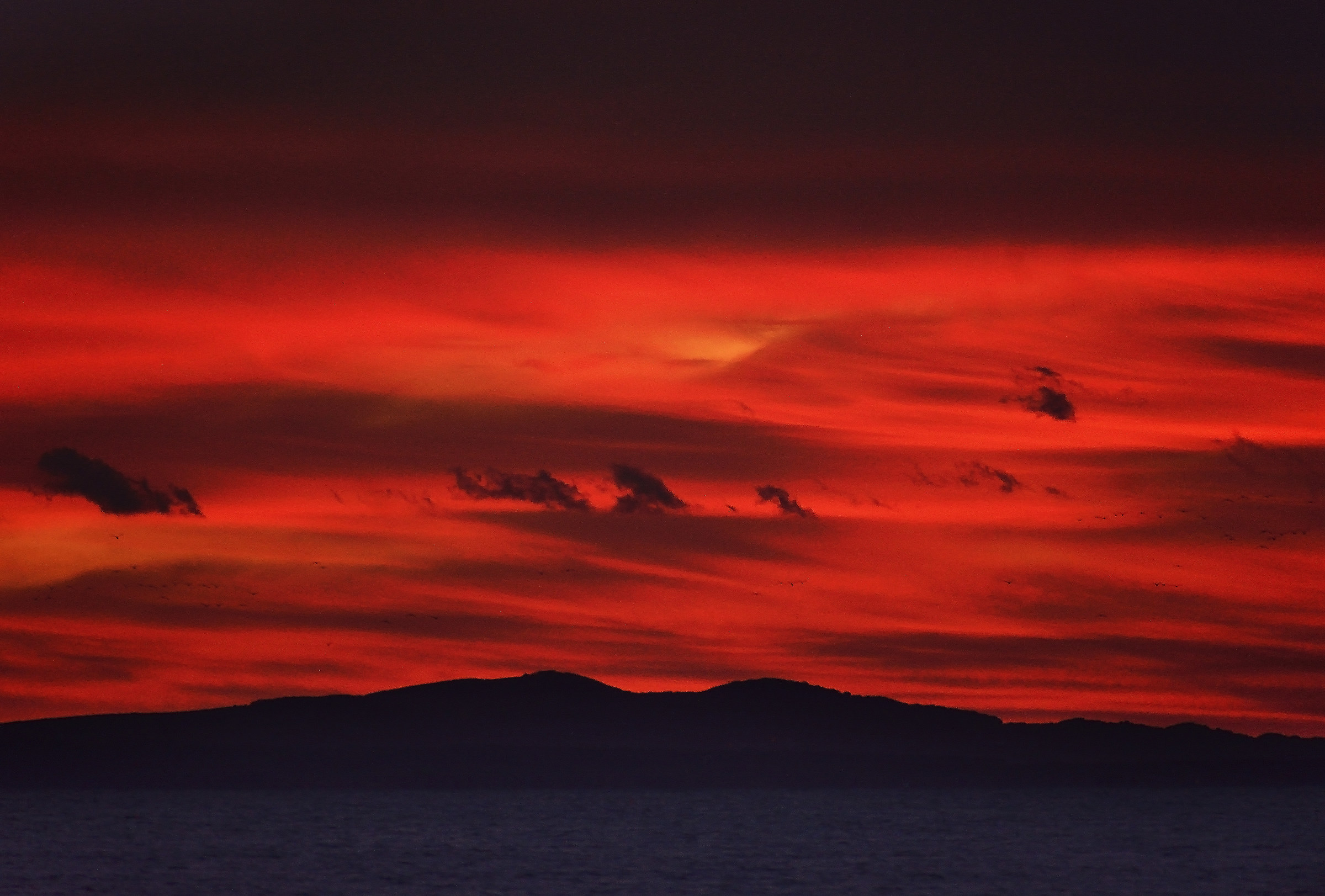 Tramonto con il colore del fuoco dai vulcani