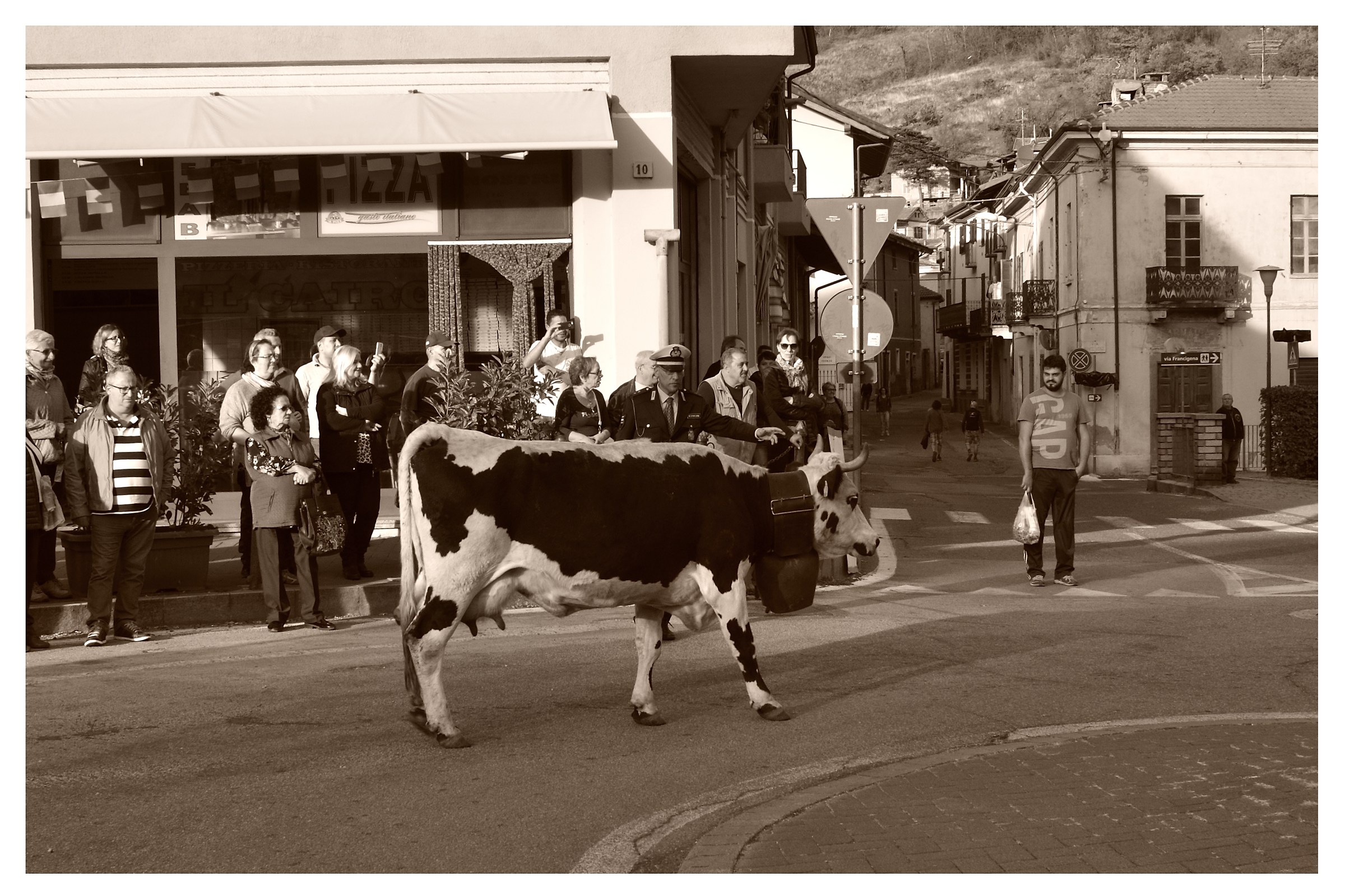 Please lady ... circulate !!!!