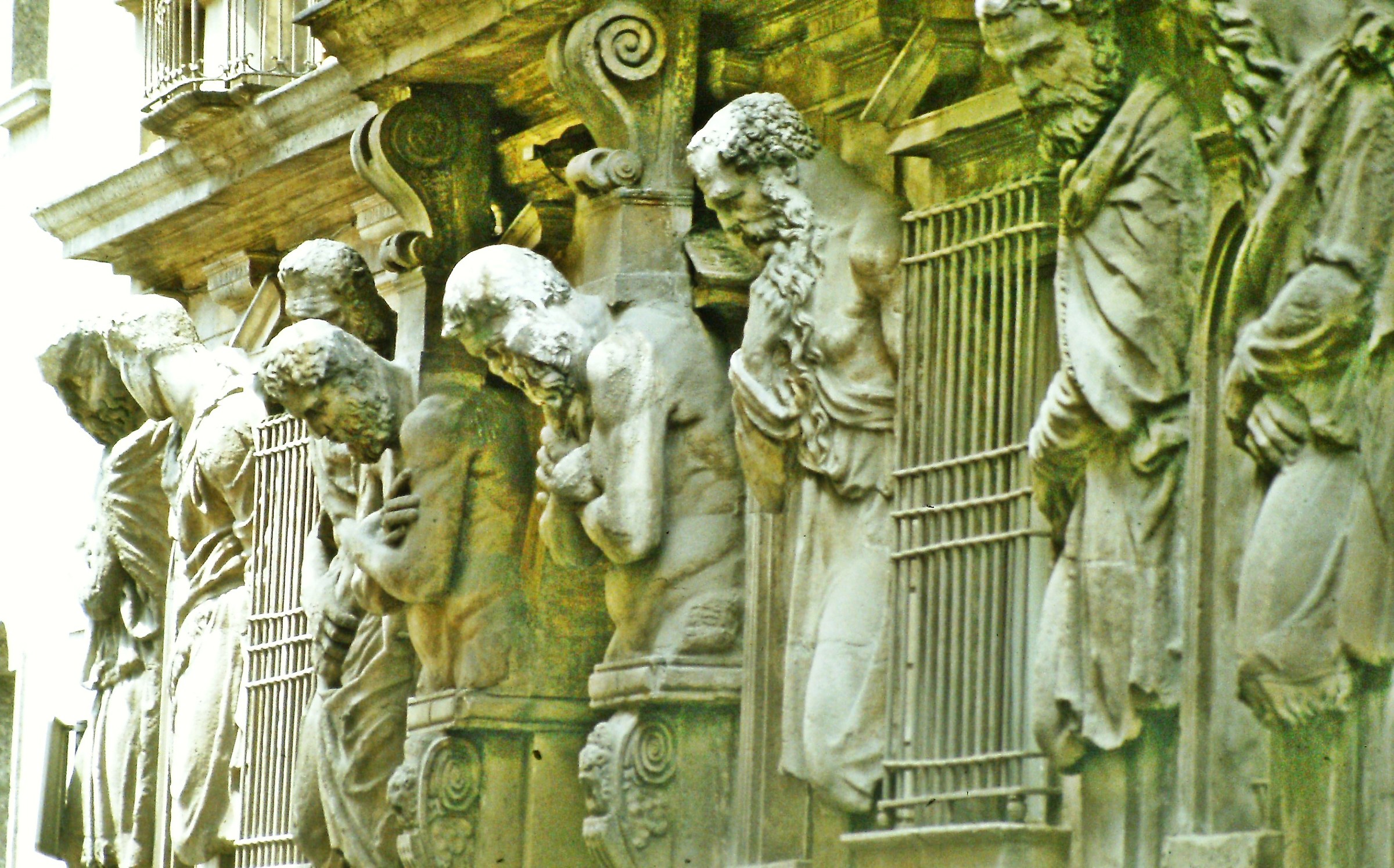 503 - gli omaccioni - MI Milano Via degli Omenoni