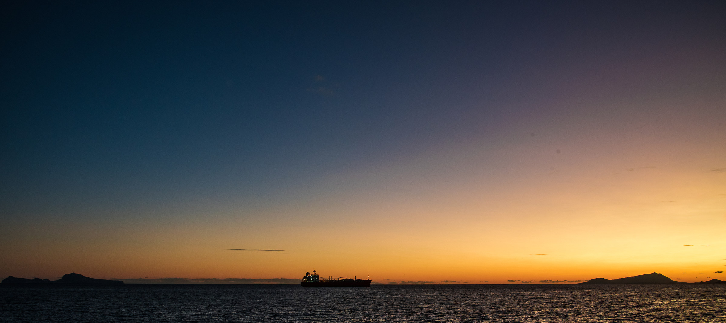 The ship between the two Islands