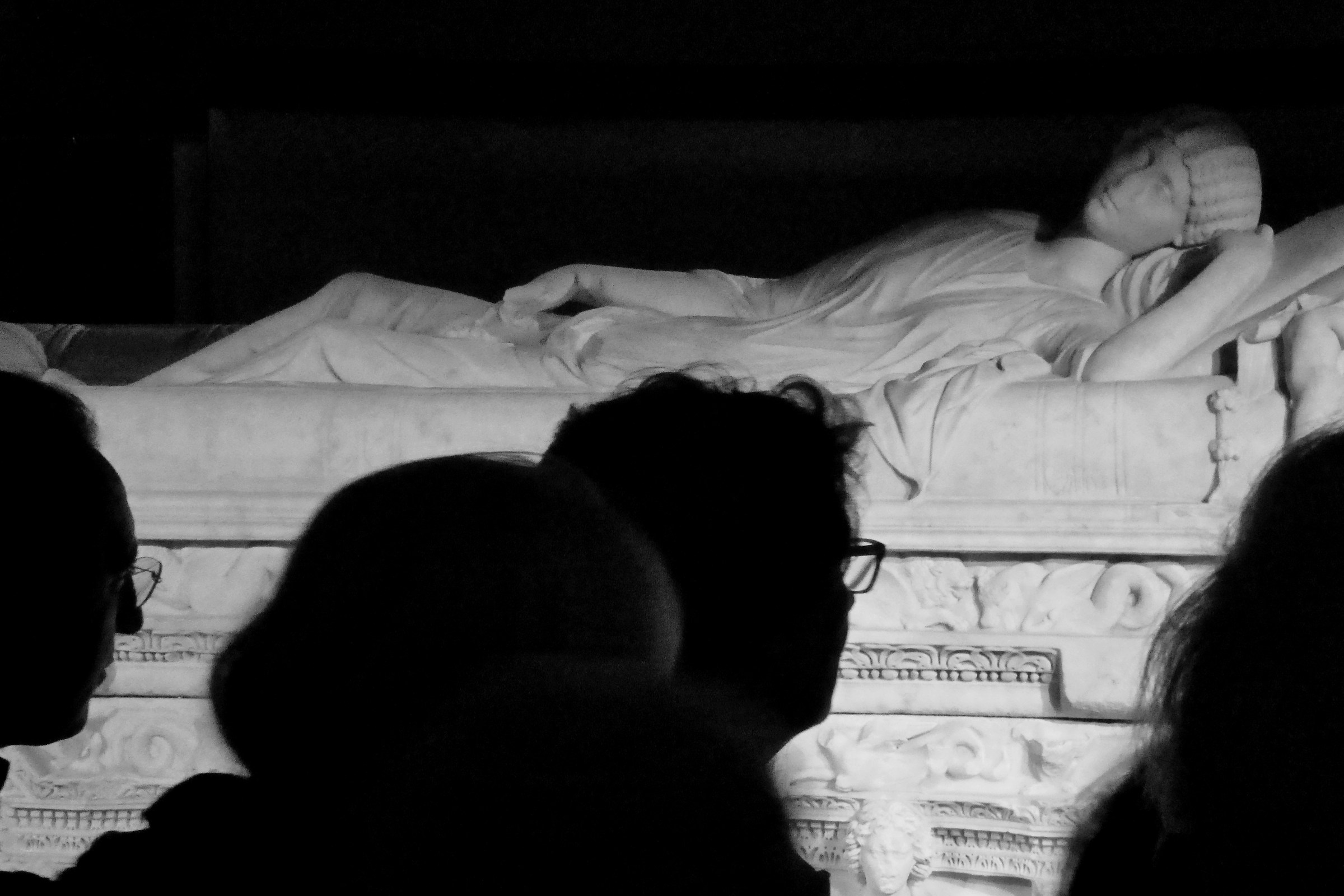 Sarcofago di Rapolla.In religioso silenzio