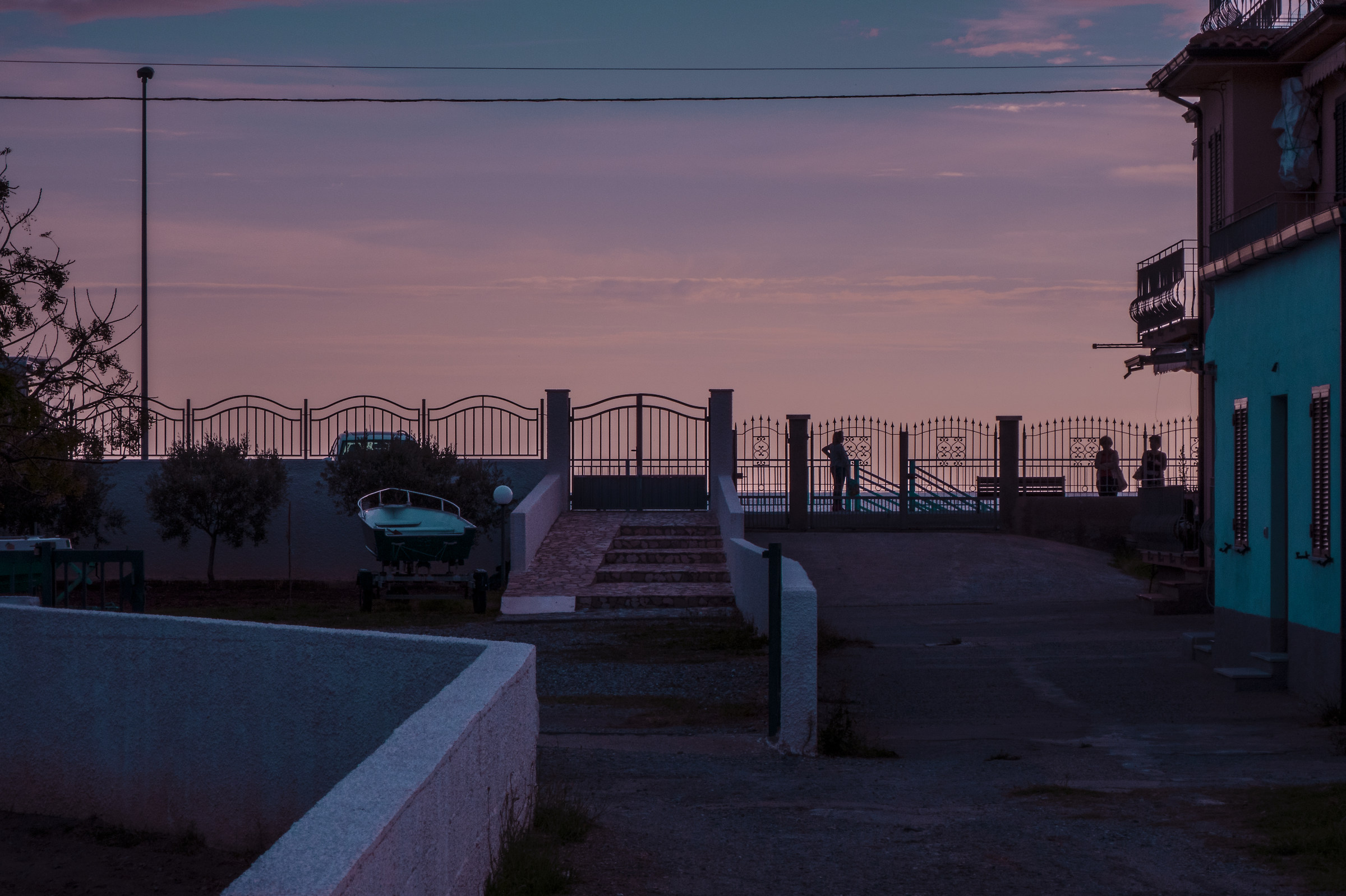 Interno di una villa al tramonto