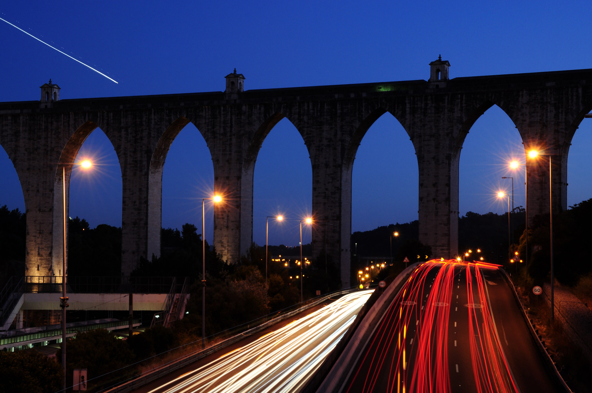 Scie luminose intorno all'antico Acquedotto