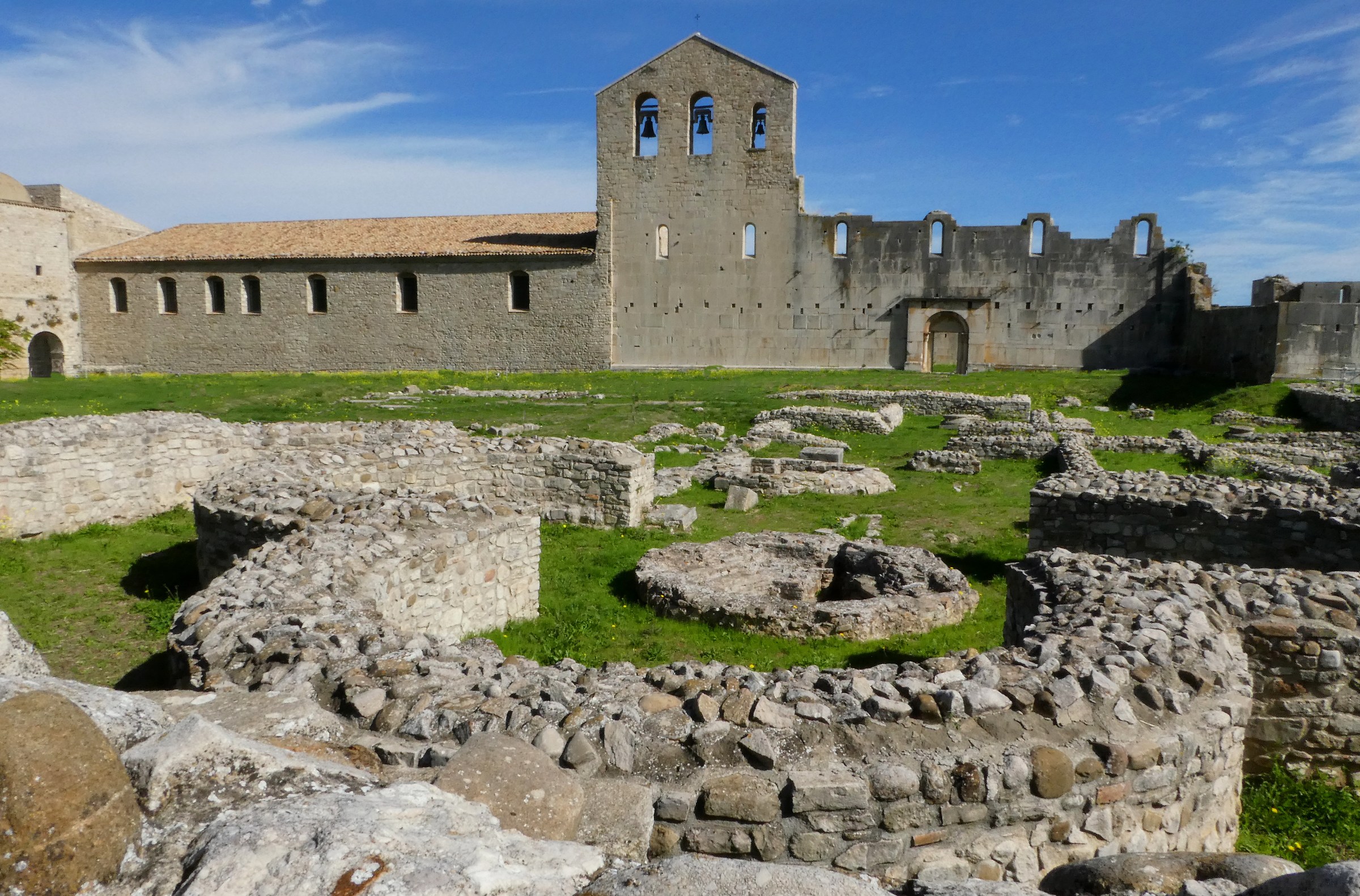 Venosa.Parco archeologico e chiesa detta Incompiuta