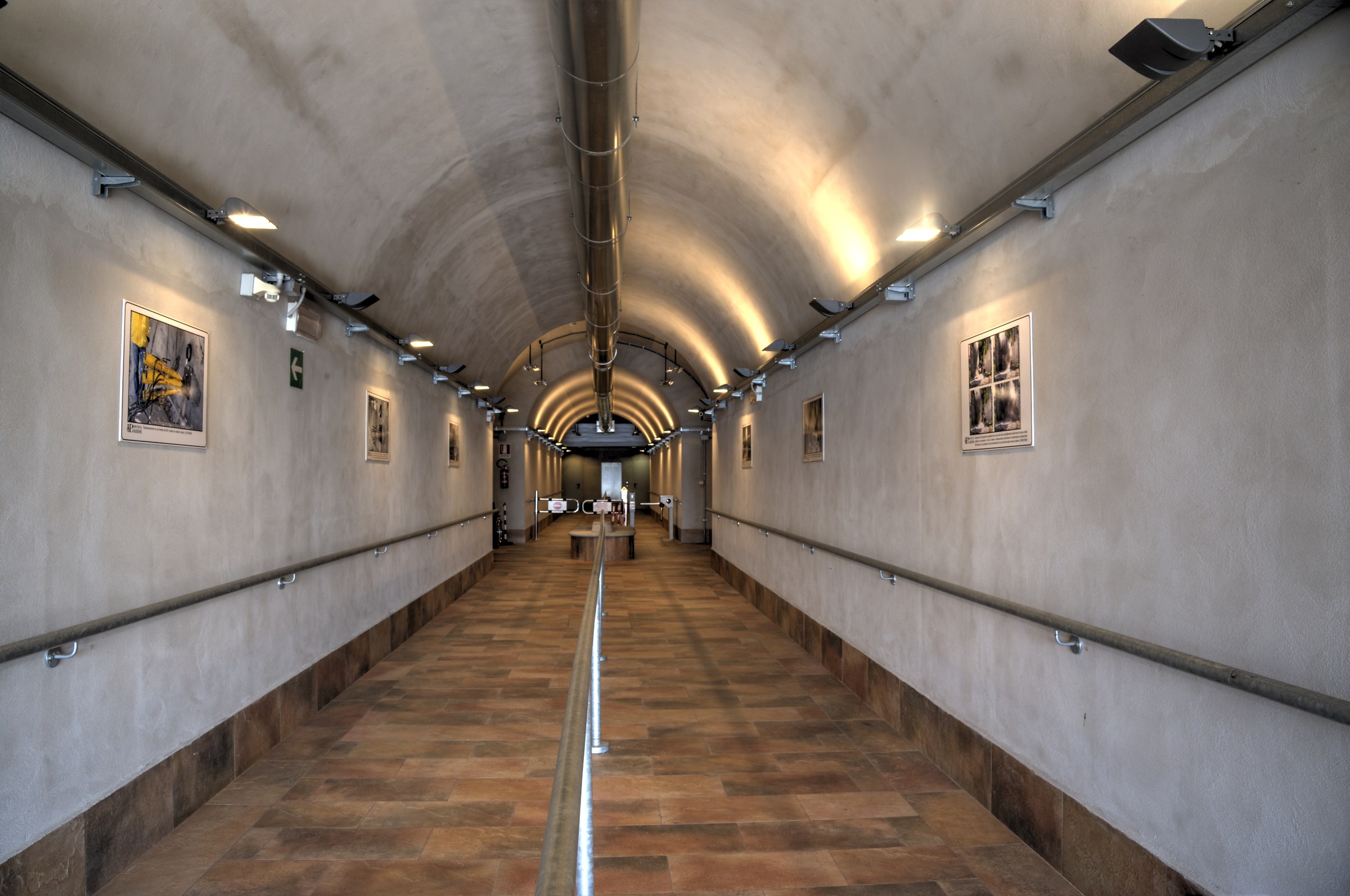 Galleria per l'ascensore Eremo di S. Caterina del Sasso
