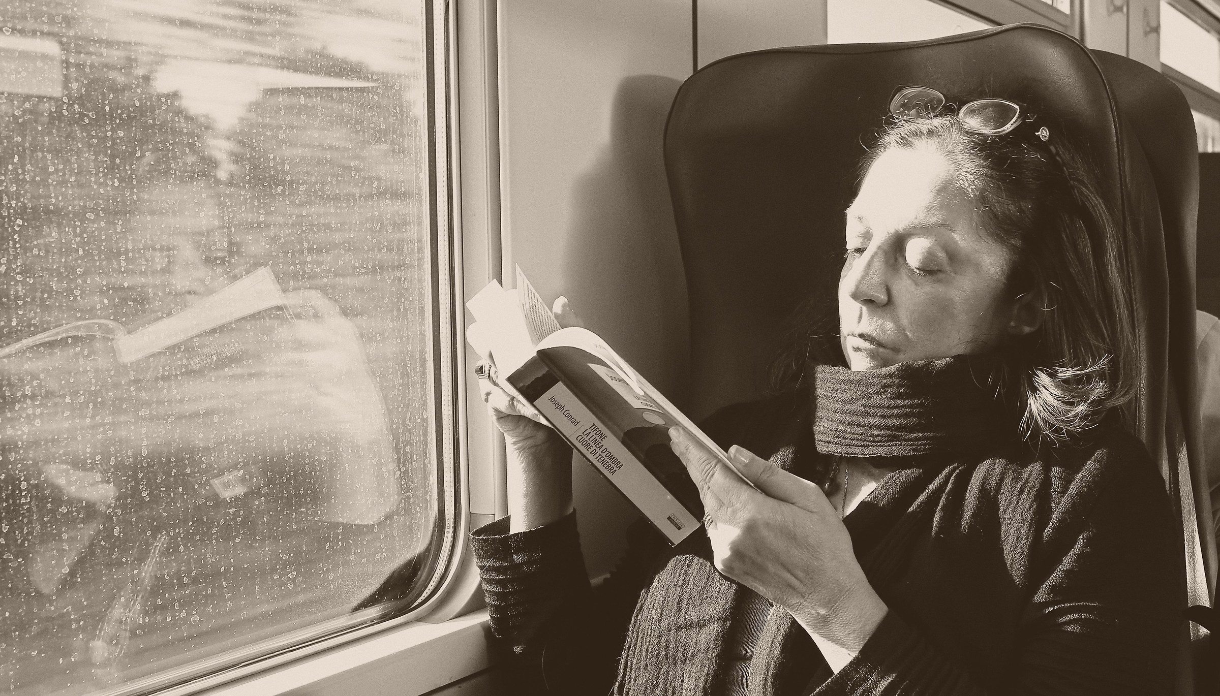 Sul treno in giornata piovosa