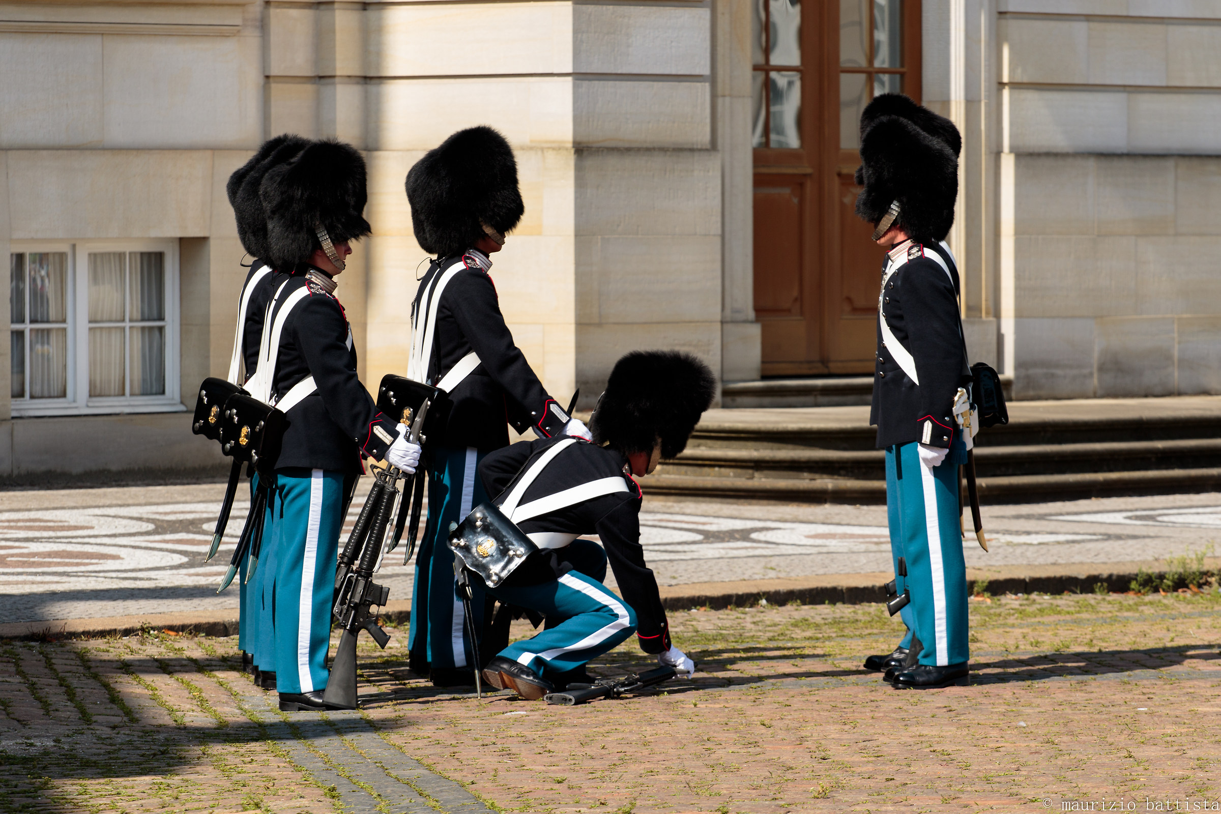 Caduta dell'arma al cambio di guardia