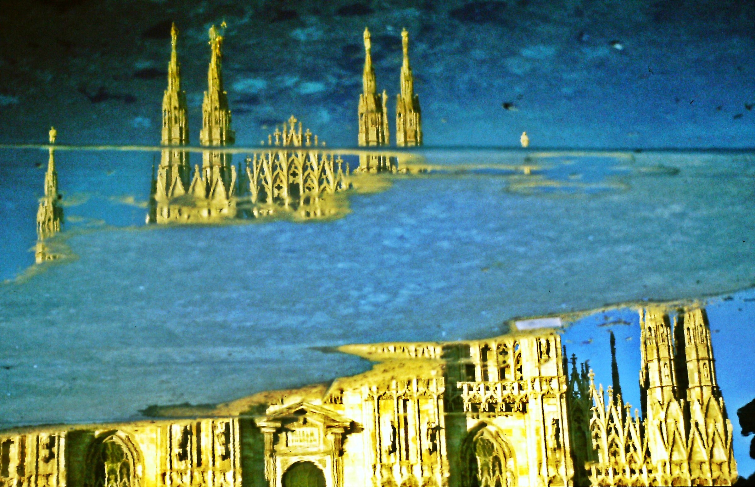 598 - il monumento sfregiato - MI Milano Piazza Duomo