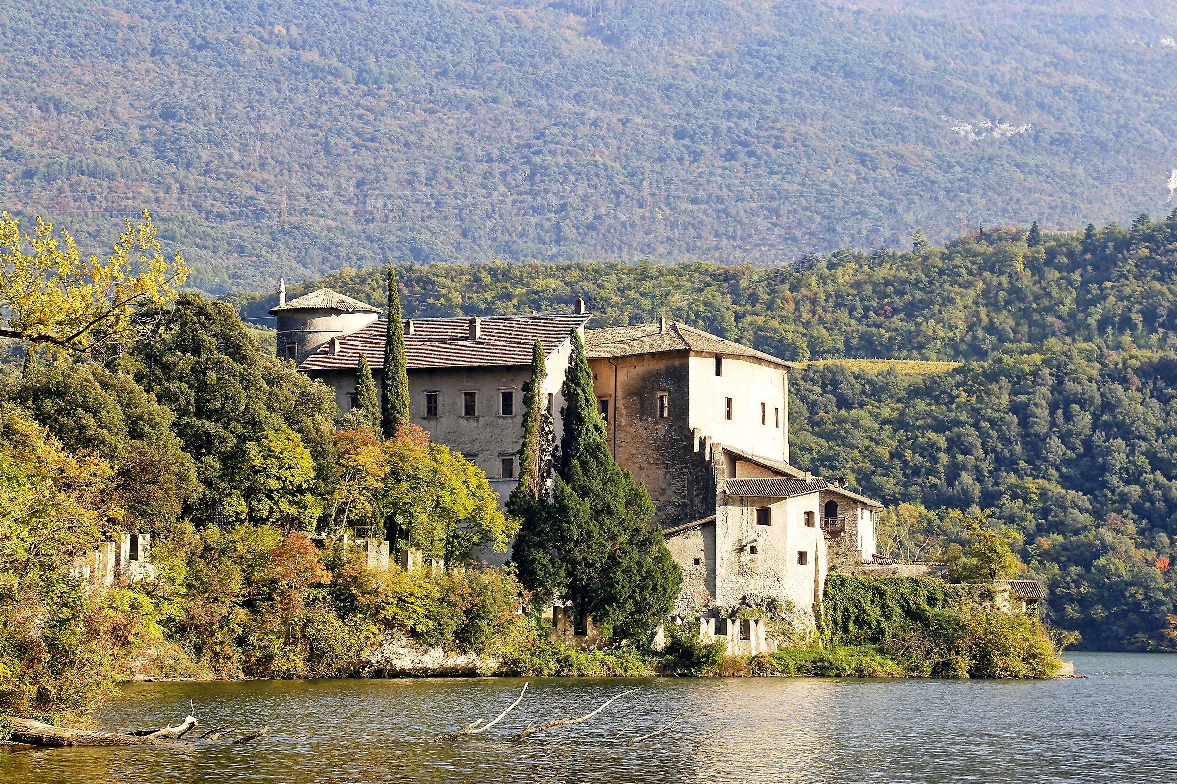 Castel Toblino wears autumn colors!