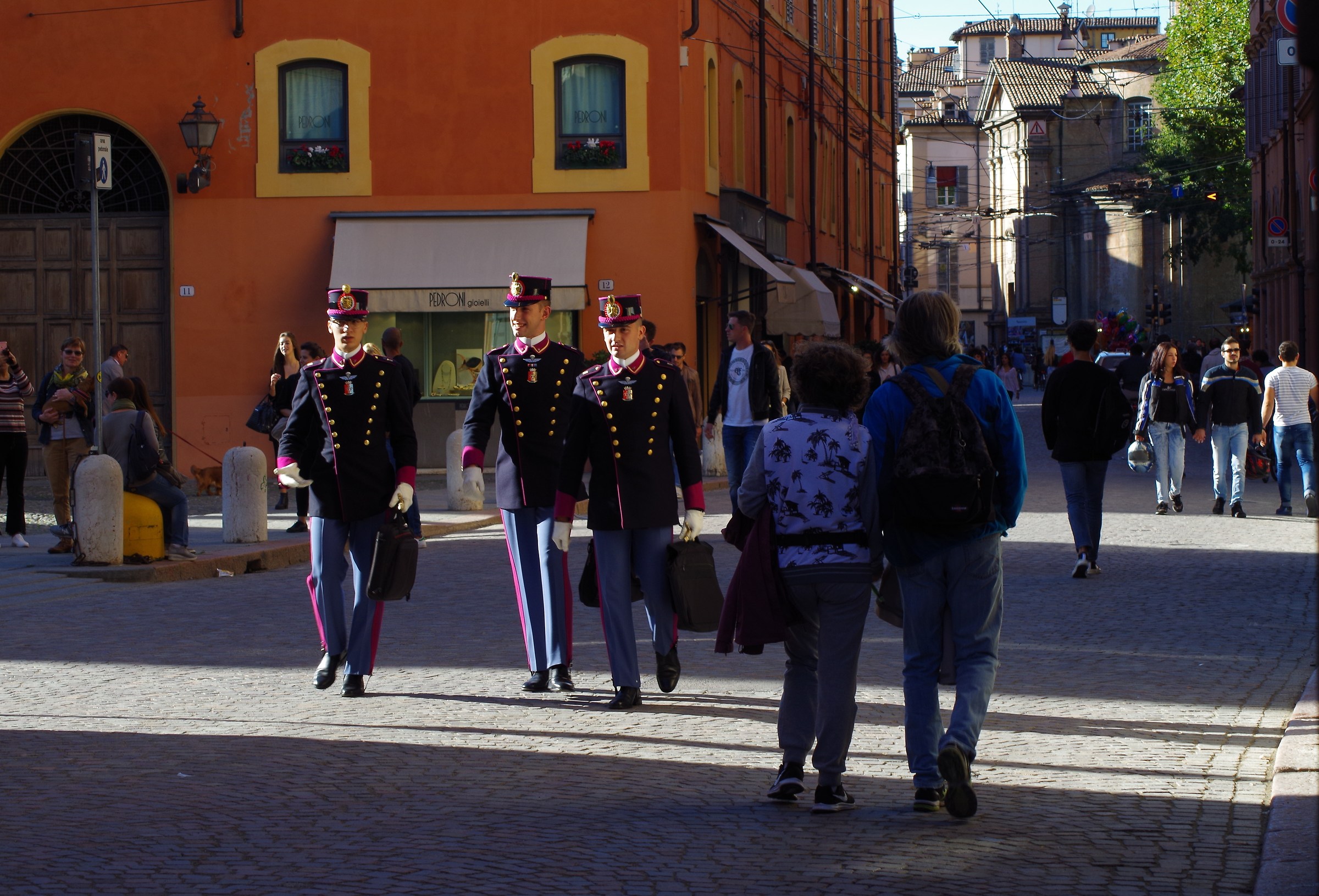 Lo struscio del sabato pomeriggio in Via Emilia Centro