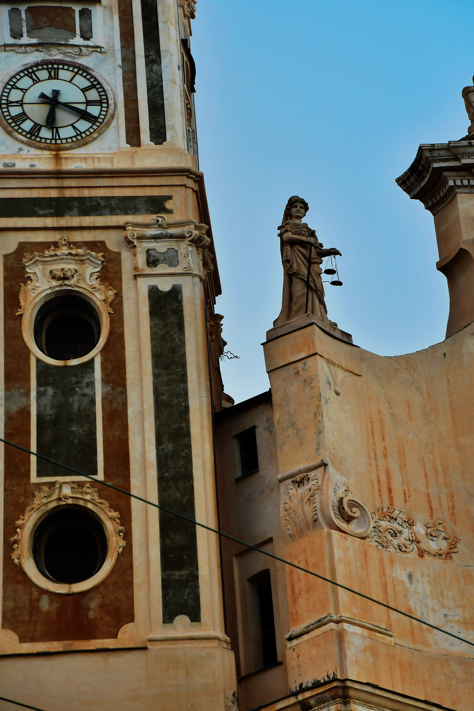 Laigueglia, la Giustizia osserva dall'alto.