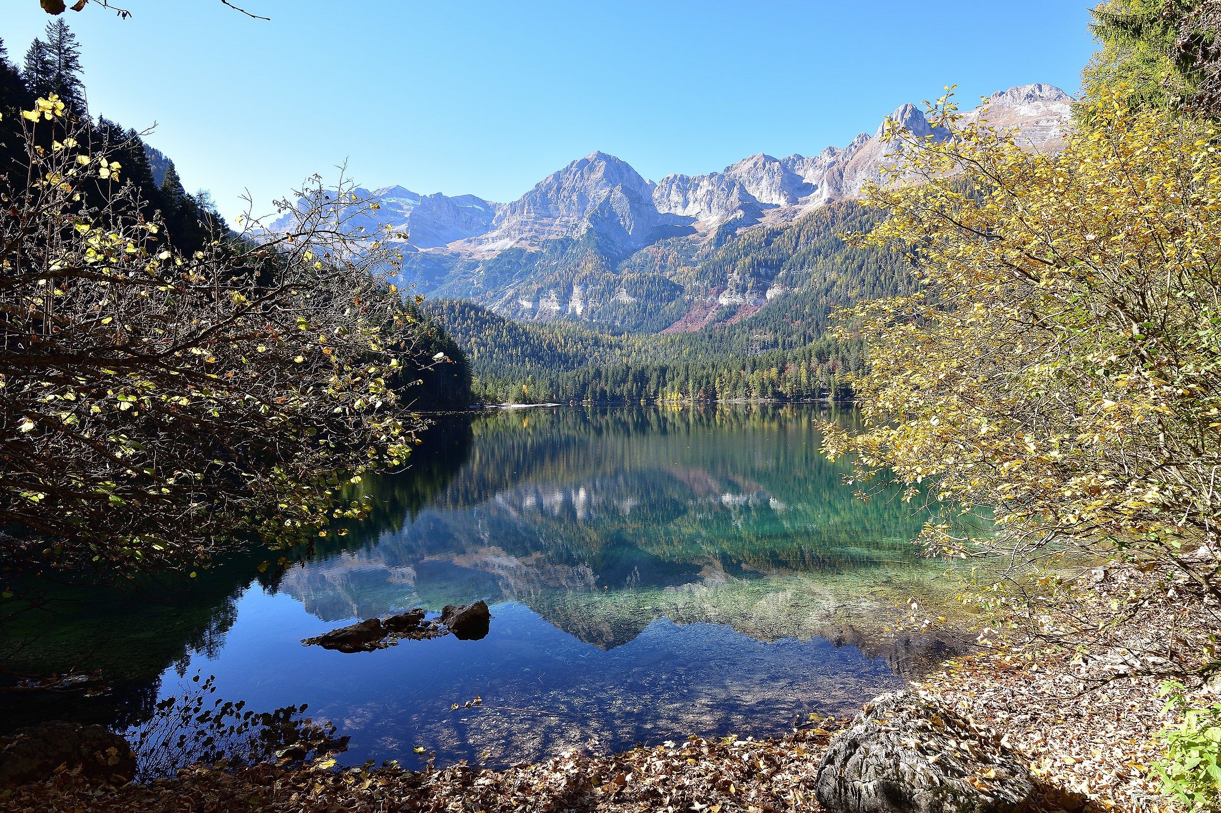 Lake Tovel in October