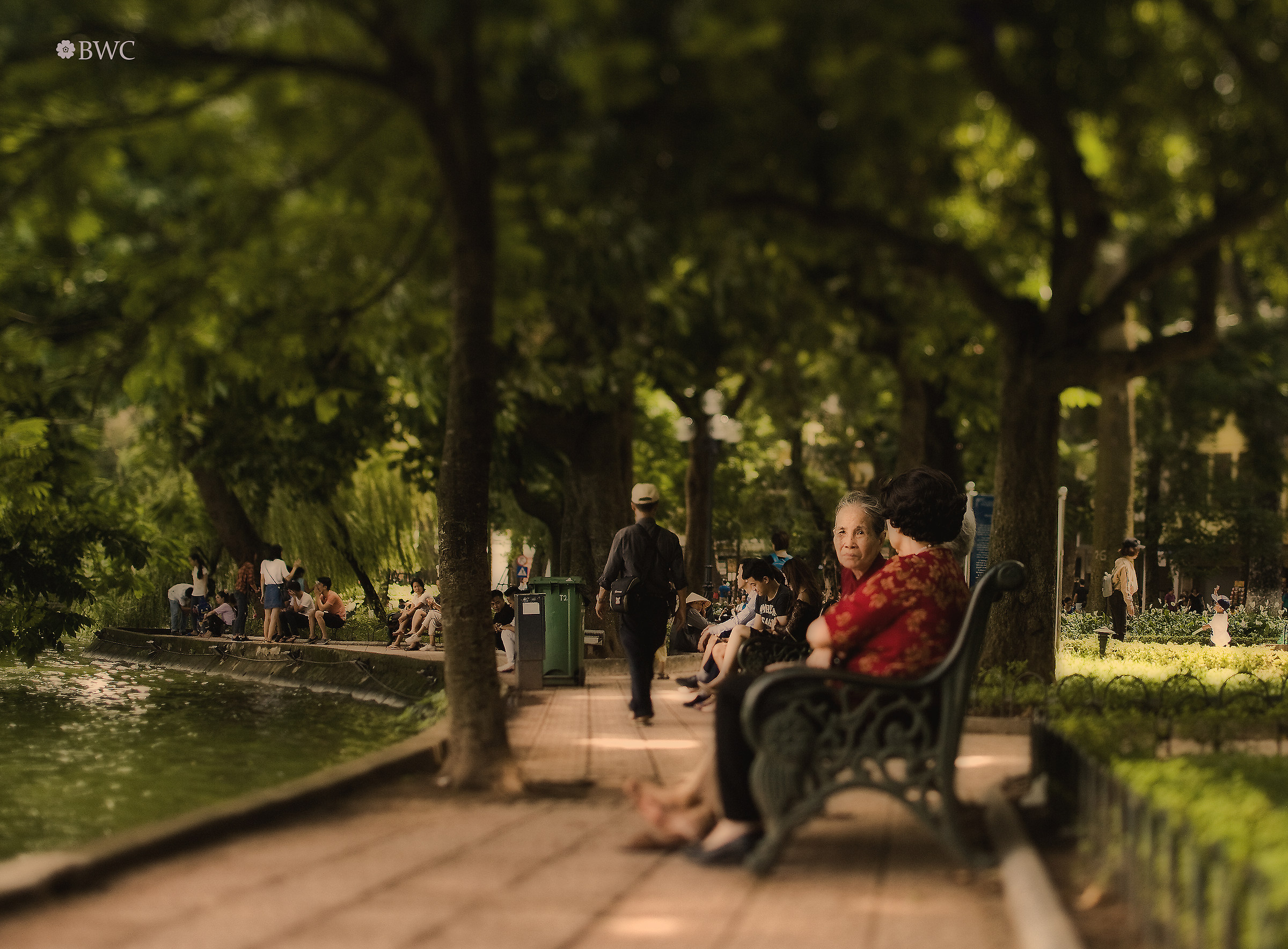 La gente pigra si riunisce nel parco al pomeriggio