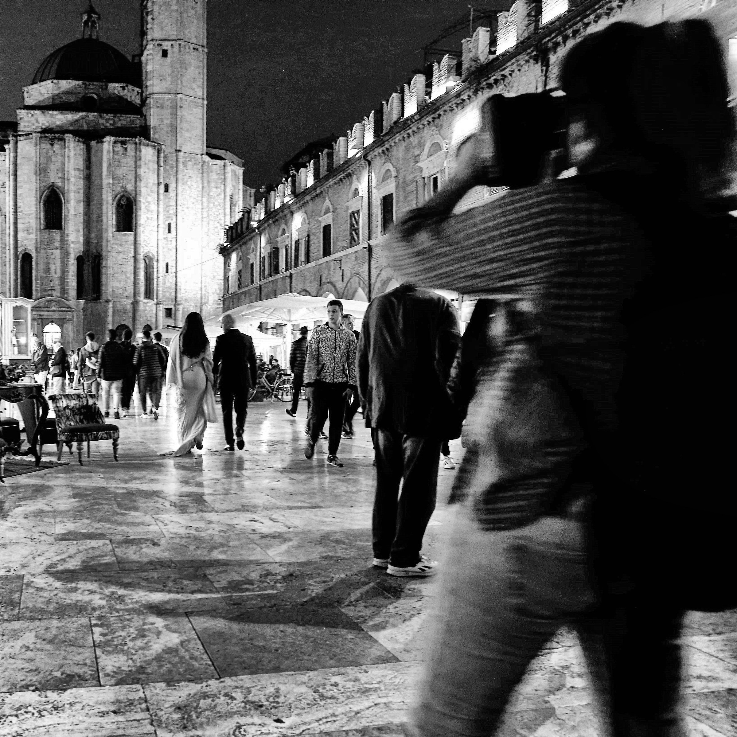 Chi fotografa colei che fotografa chi si sposa?