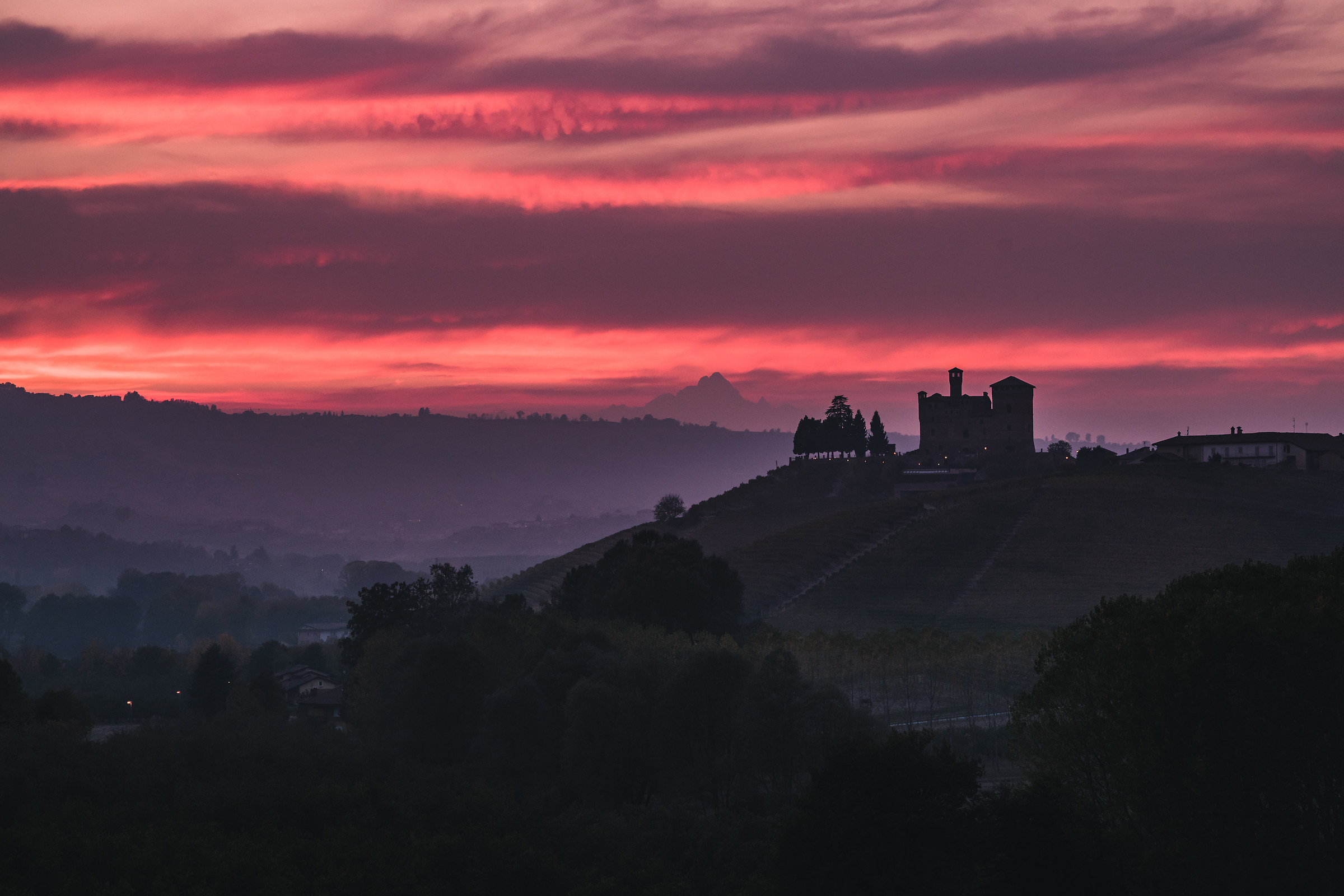 Castello di Grinzane Cavour sul tramonto