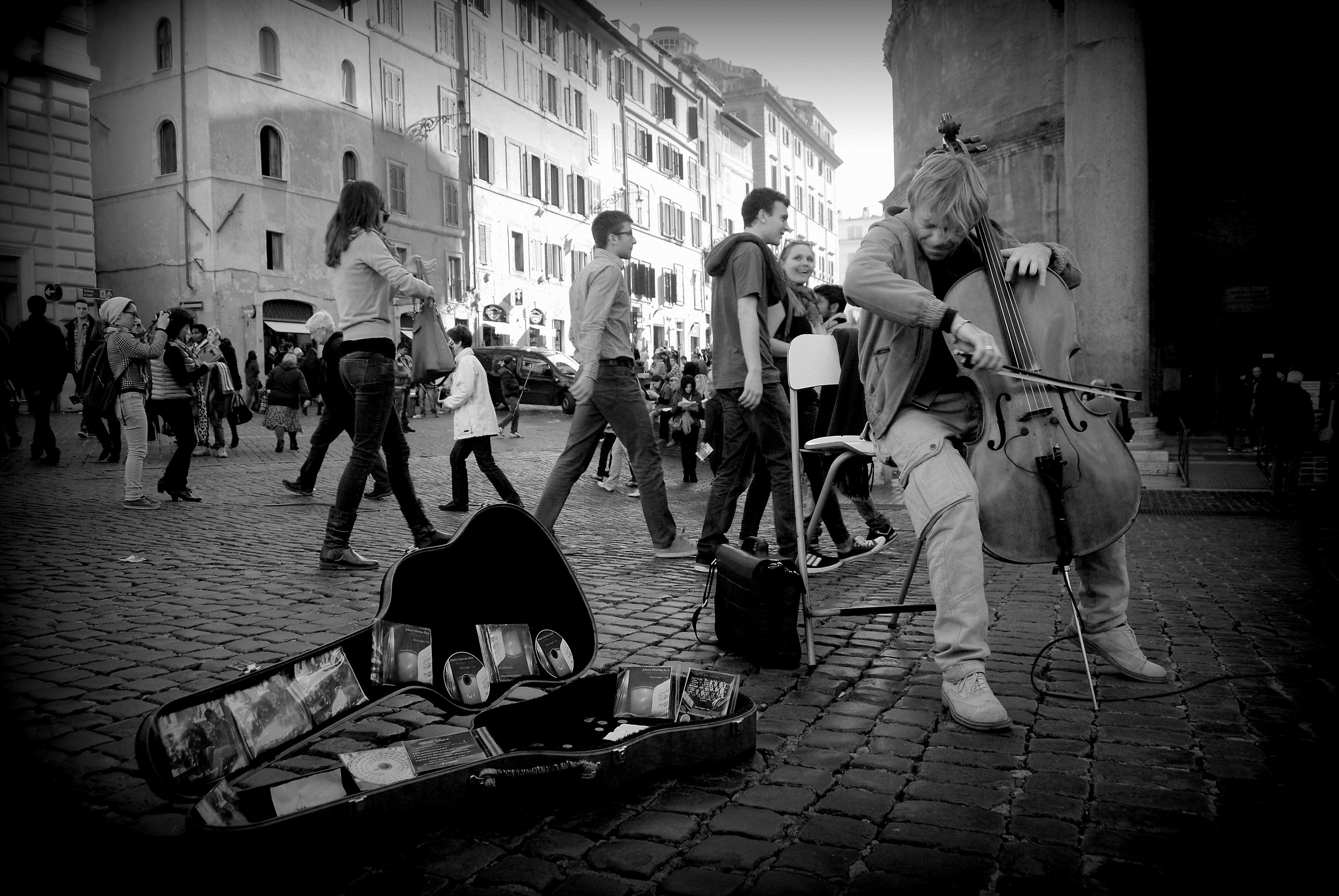 sarà la musica che gira intorno...