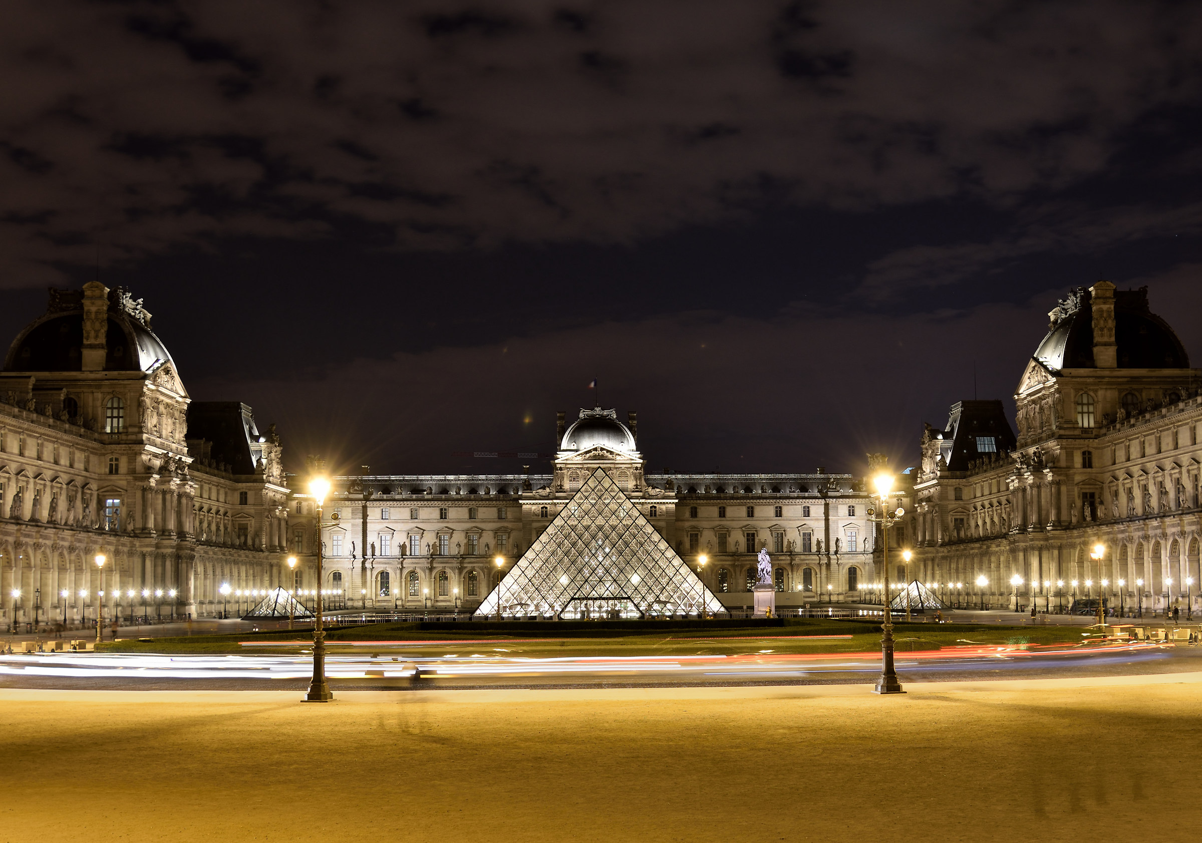 Louvre di notte