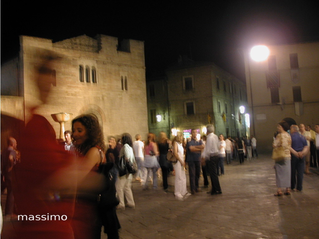 Piazza Maggior Bevagna, una sera