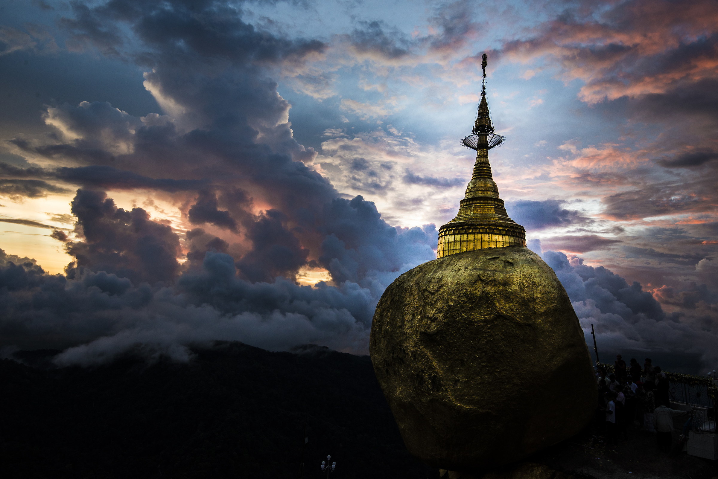 golden rock - monte kyaikhtiyo