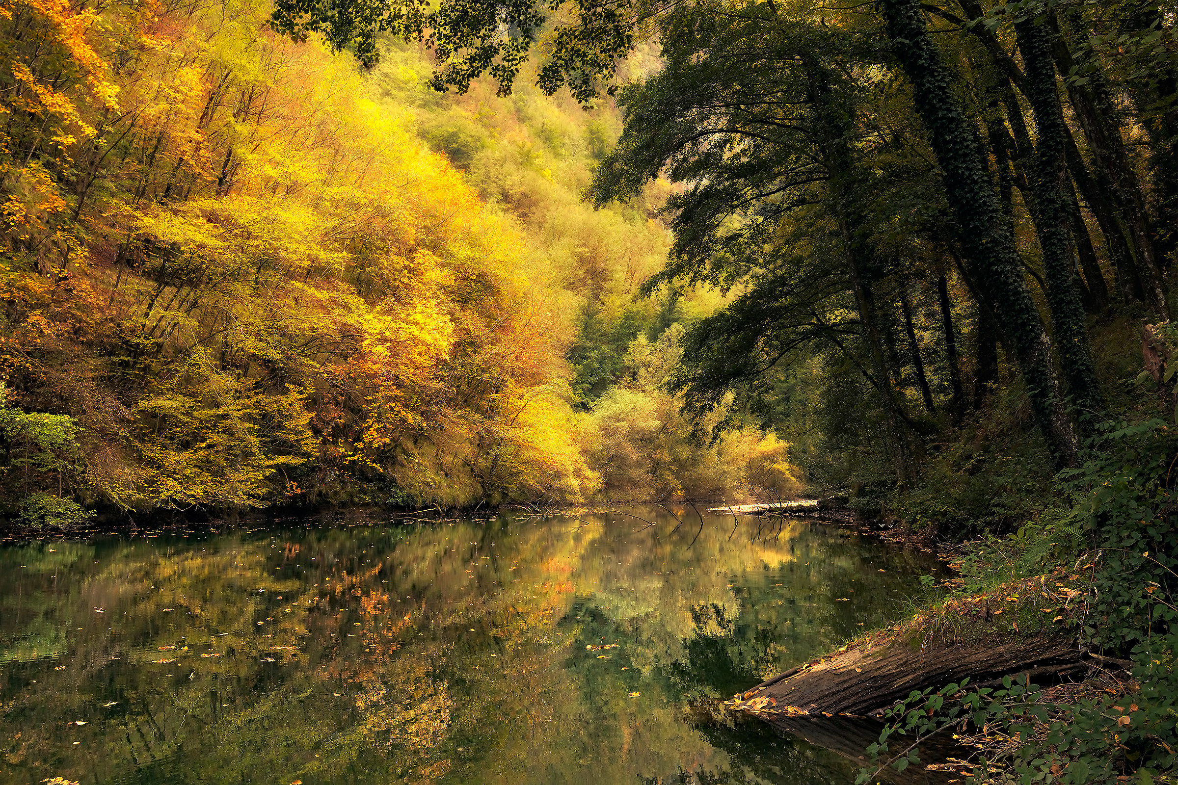 Incoming autumn saint island (Apuane Alps)
