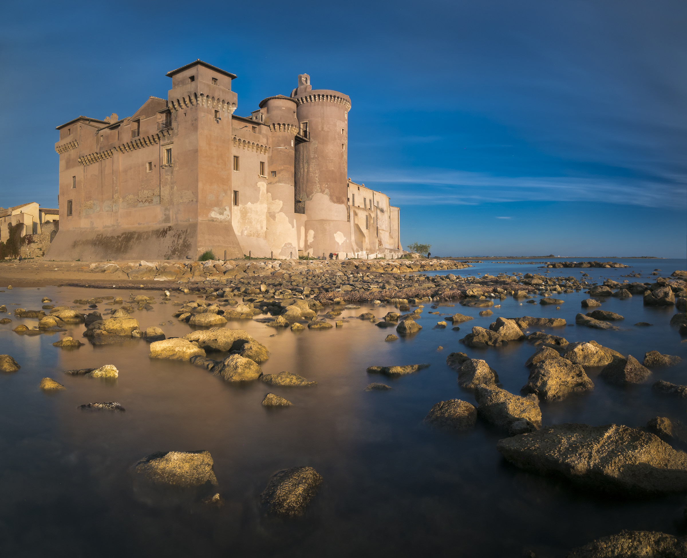 The castle between the ruins of the harbor