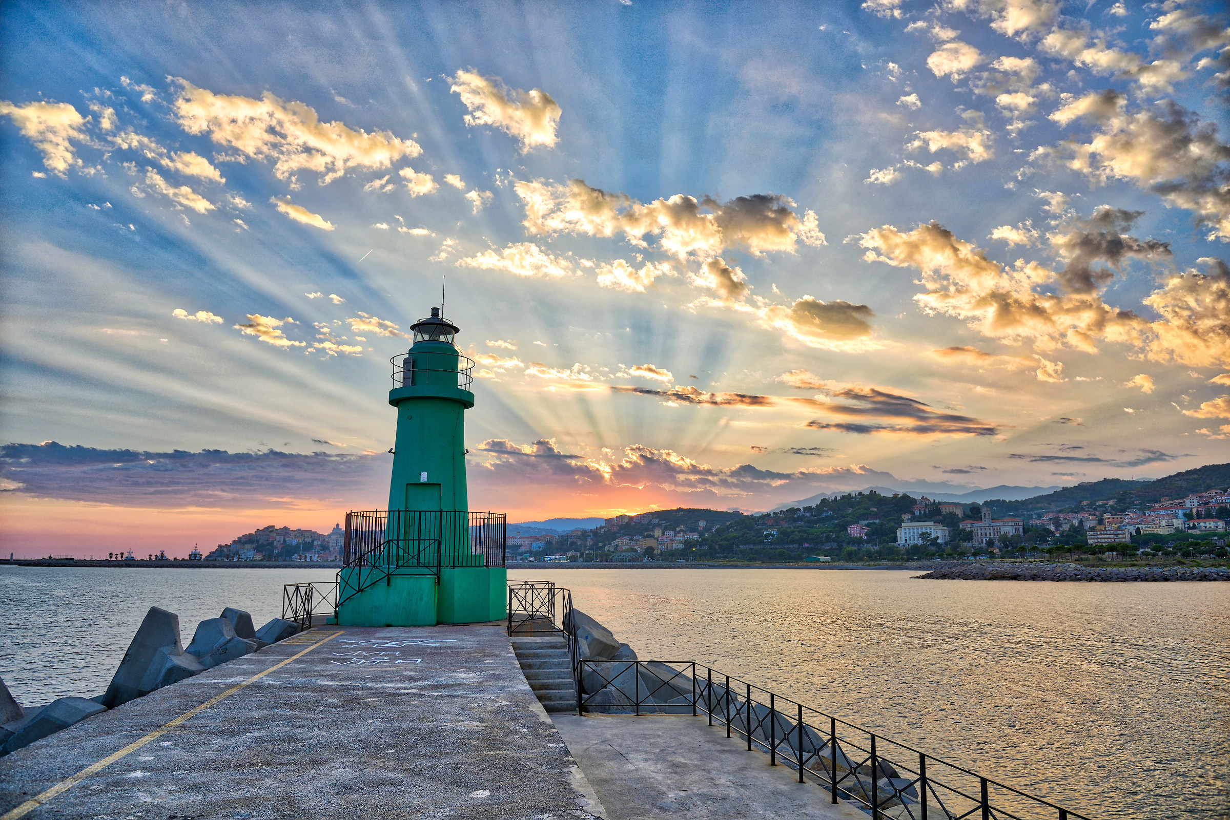 Oneglia - Long pier lighthouse
