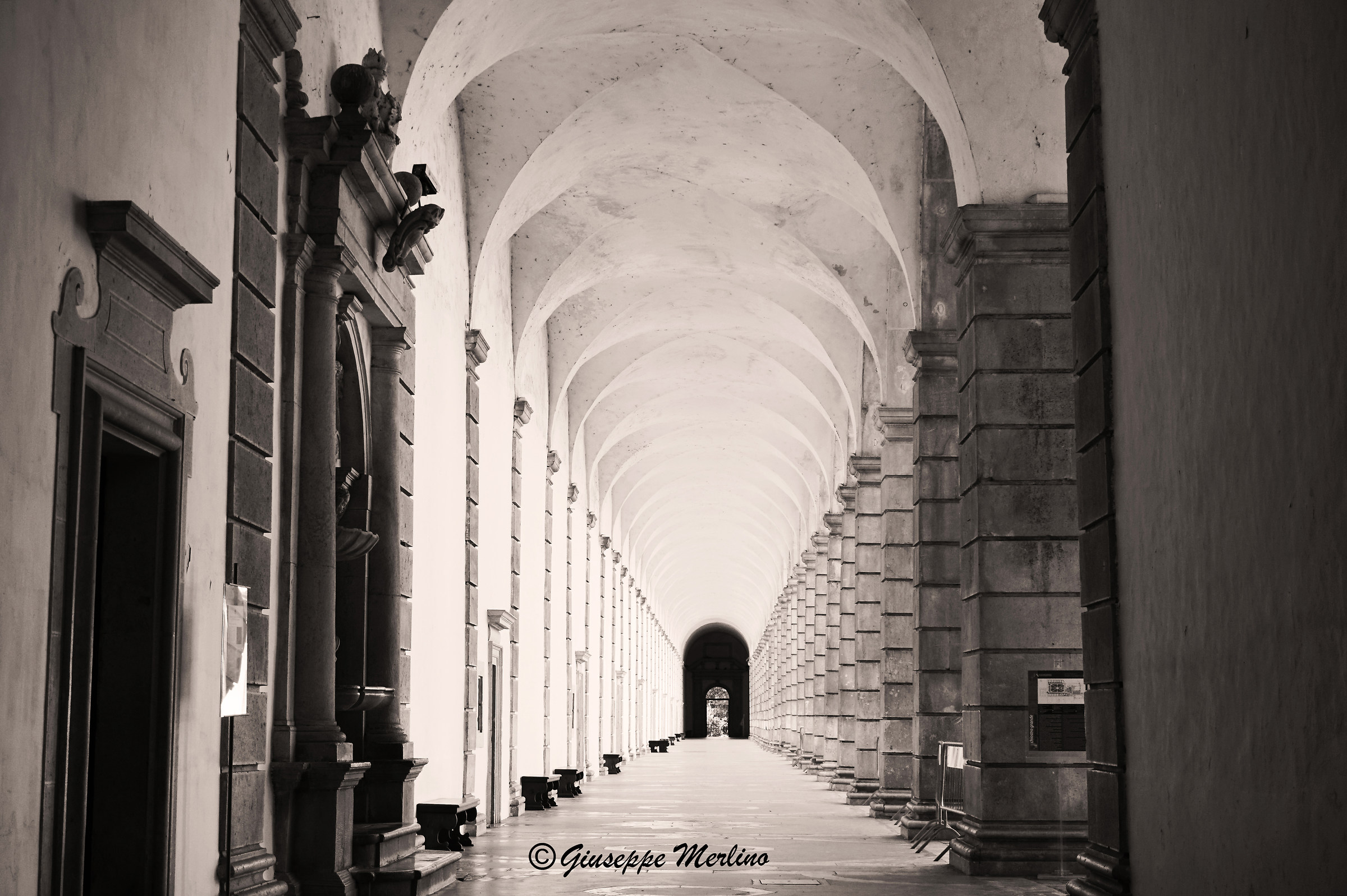 Portico del chiostro della Certosa di S. Lorenzo